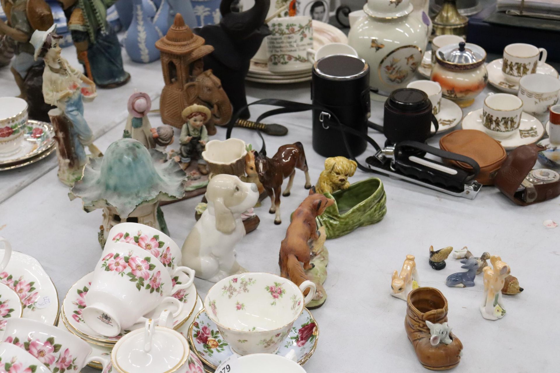 A COLLECTION OF CERAMIC ANIMALS AND FIGURES TO INCLUDE A SYLVAC DOG WITH SLIPPER, CONTINENTAL - Image 12 of 12