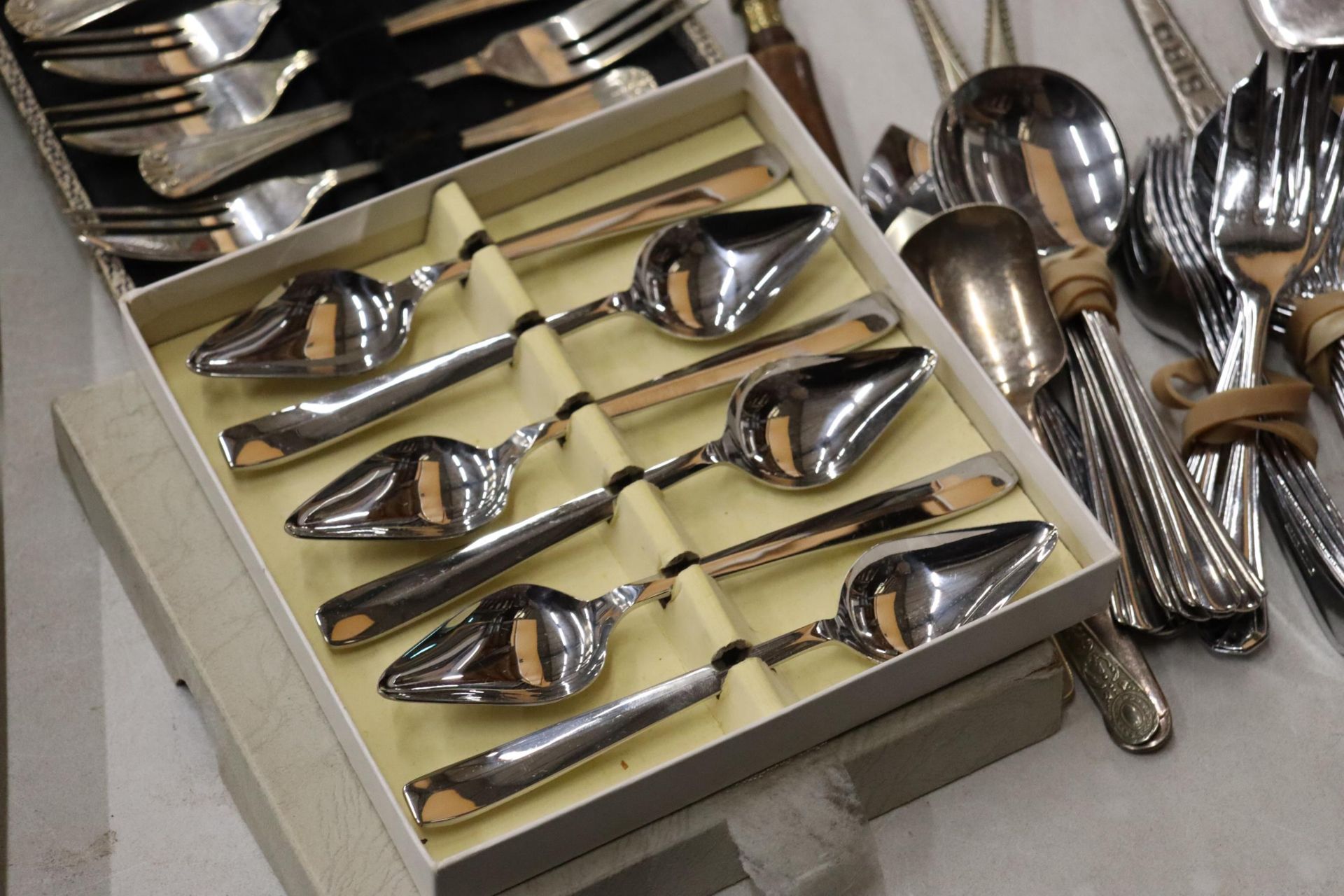A LARGE QUANTITY OF BOXED AND UNBOXED FLATWARE TO INCLUDE A LADEL, CAKE SLICES, ETC - Bild 2 aus 13
