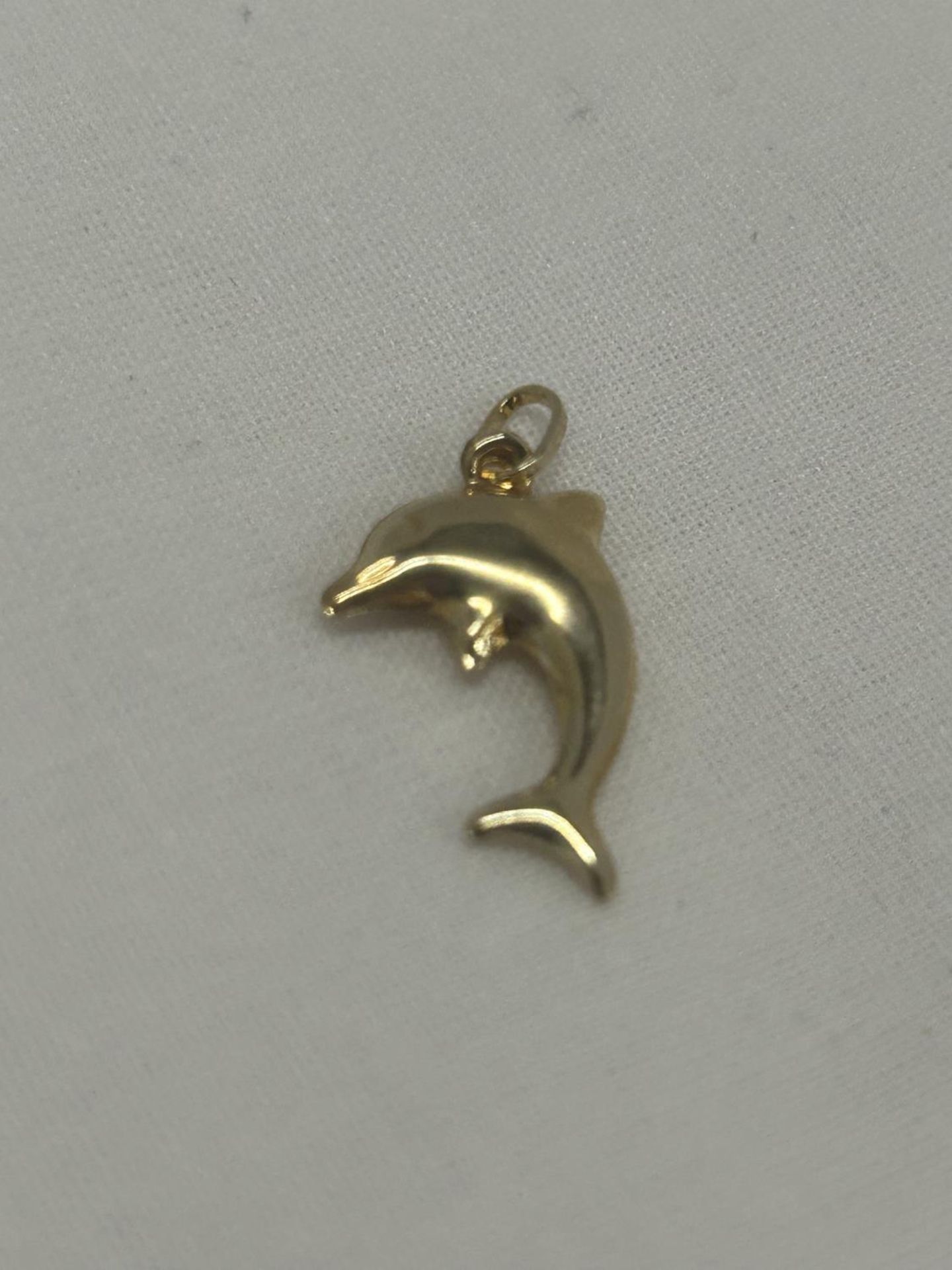 A 9CT YELLOW GOLD DOLPHIN CHARM - Image 2 of 3