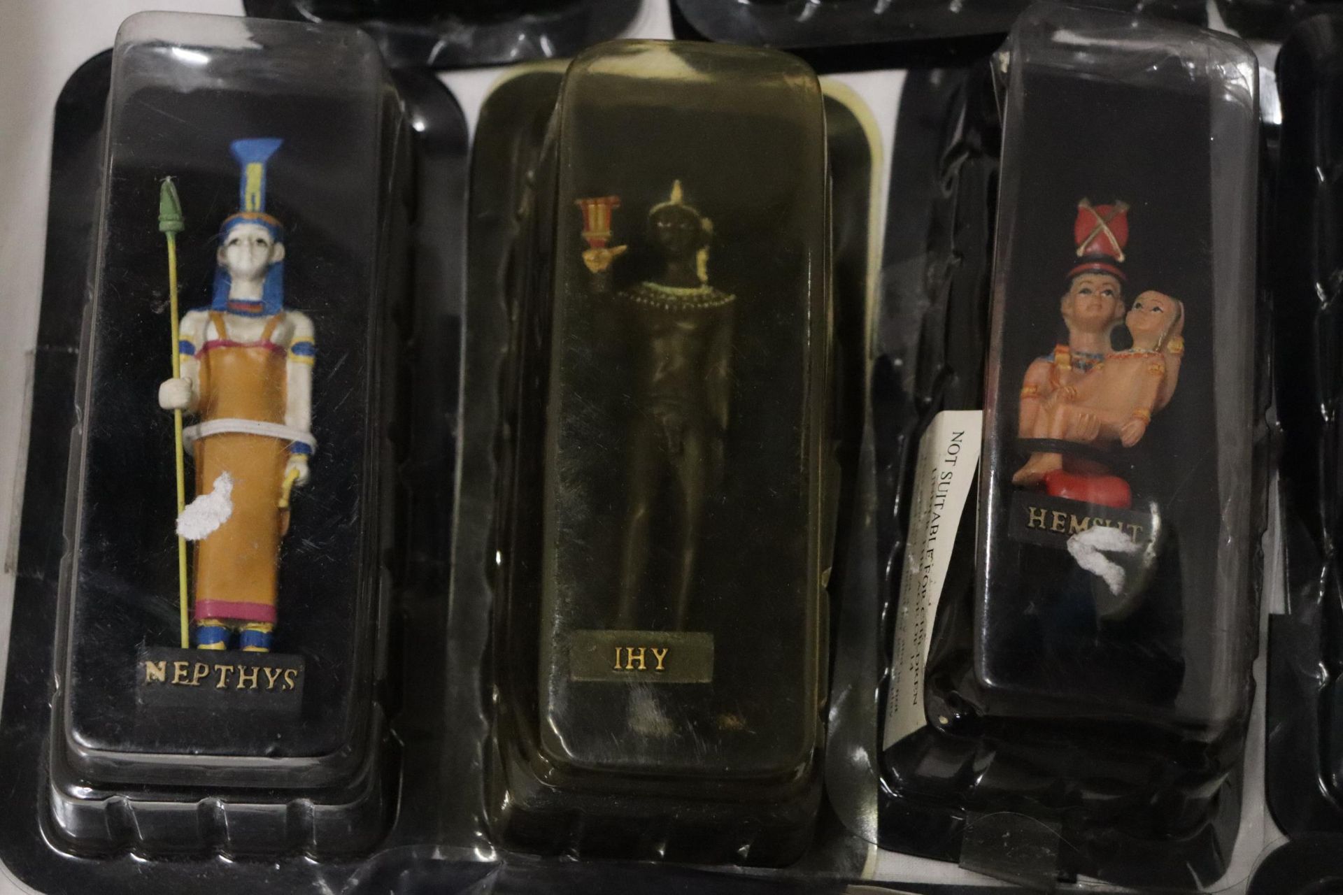 A COLLECTION OF HANDPAINTED EGYPTIAN FIGURES - 13 IN TOTAL - Image 5 of 7