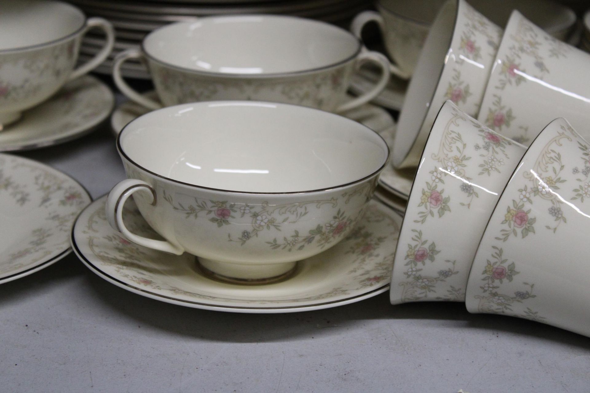 A ROYAL DOULTON 'DIANA' DINNER SERVICE TO INCLUDE SERVING TUREENS, VARIOUS SIZES OF PLATES, SOUP - Image 4 of 6