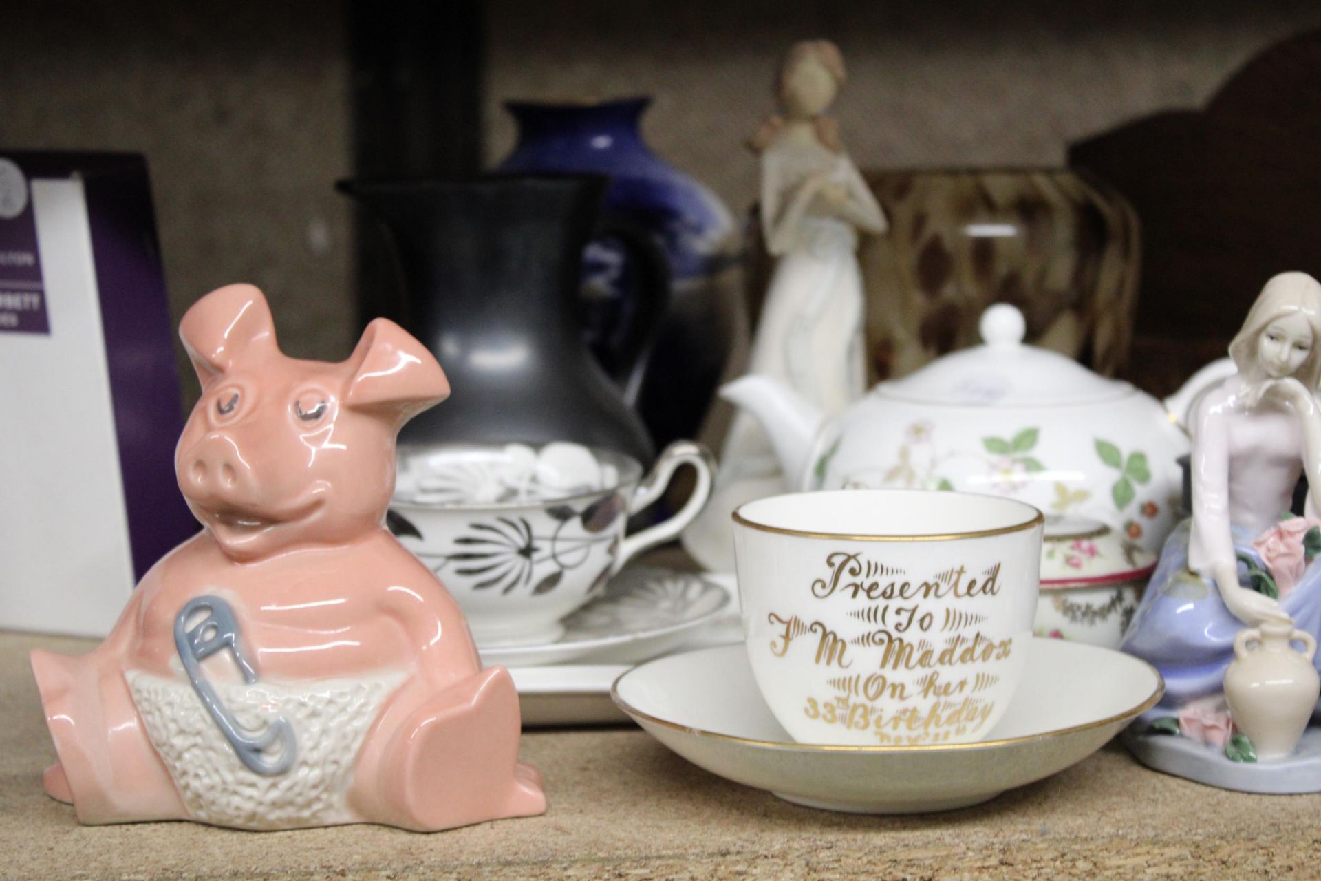 A MIXED LOT TO INCLUDE VINTAGE PINK NATWEST PIGGY BANK, WEDGWOOD TEAPOT, VICTORIA WARE TRINKET BOX - Image 2 of 2