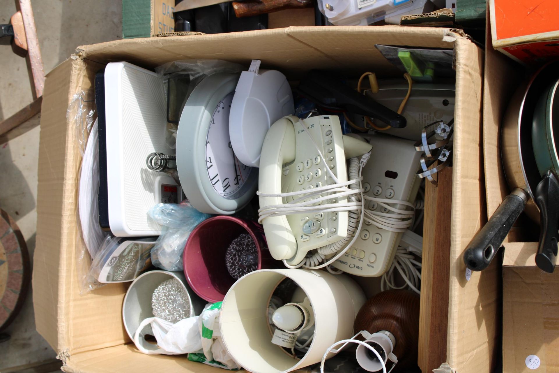 AN ASSORTMENT OF ITEMS TO INCLUDE LAMPS, CLOCKS AND UMBRELLAS ETC - Image 3 of 5