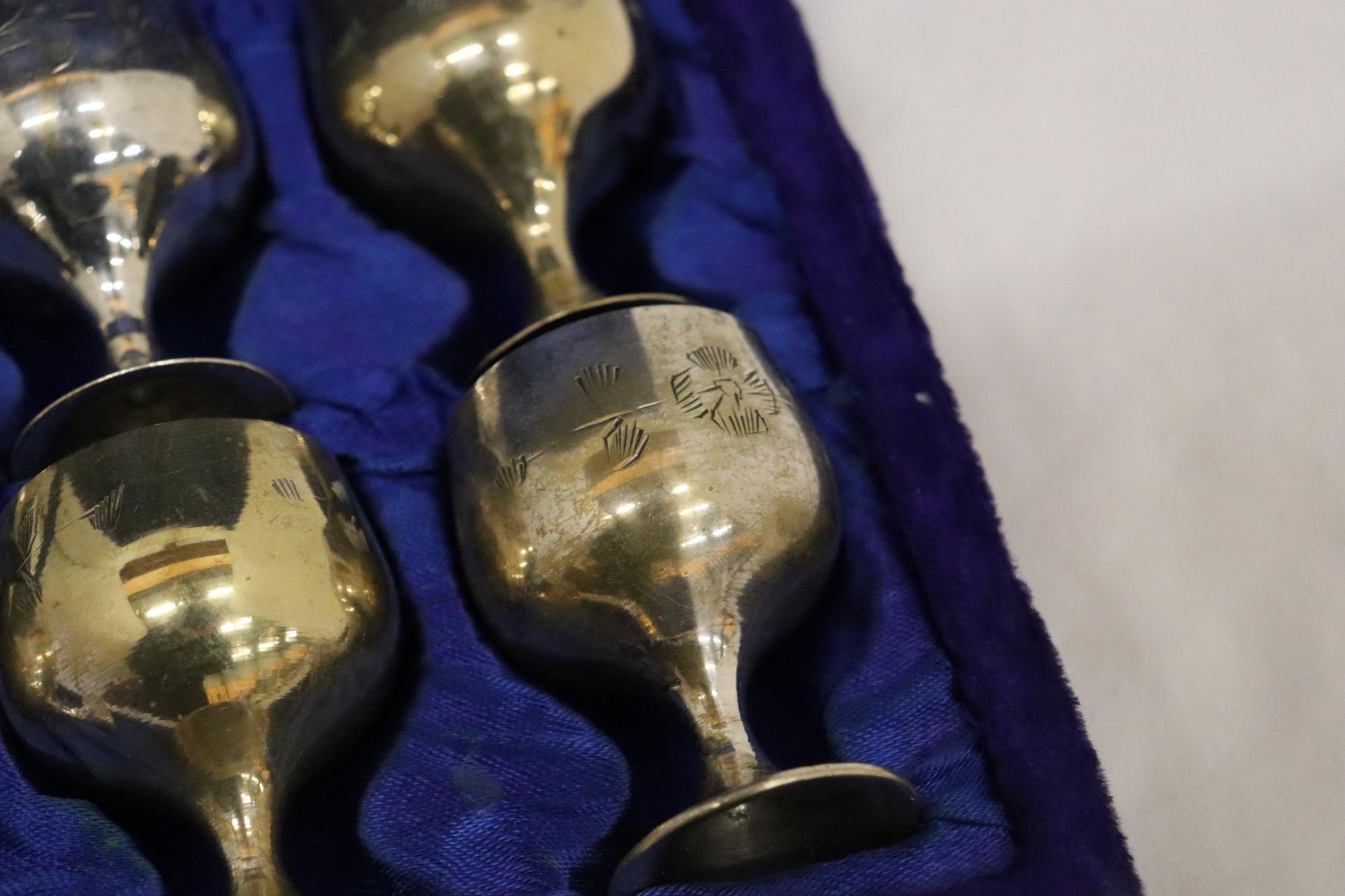 A SET OF SIX SMALL SILVER PLATED GOBLETS IN A PRESENTATION CASE - Bild 2 aus 7