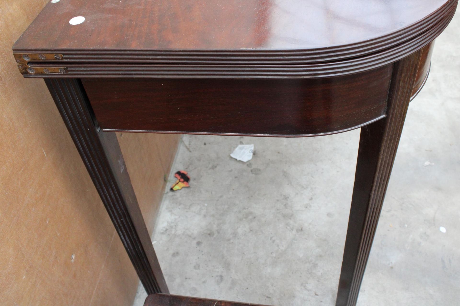 A 19TH CENTURY MAHOGANY FOLD OUT TEA TABLE ON TAPERED AND FLUTED LEGS - Image 3 of 3