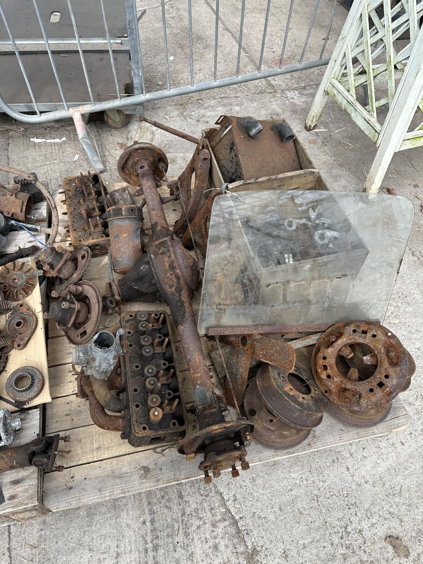 A VINTAGE AUSTIN A30 BARN FIND RESTORATION PROJECT COMPLETE WITH A NUMBER OF SPARE PARTS TO - Image 16 of 19