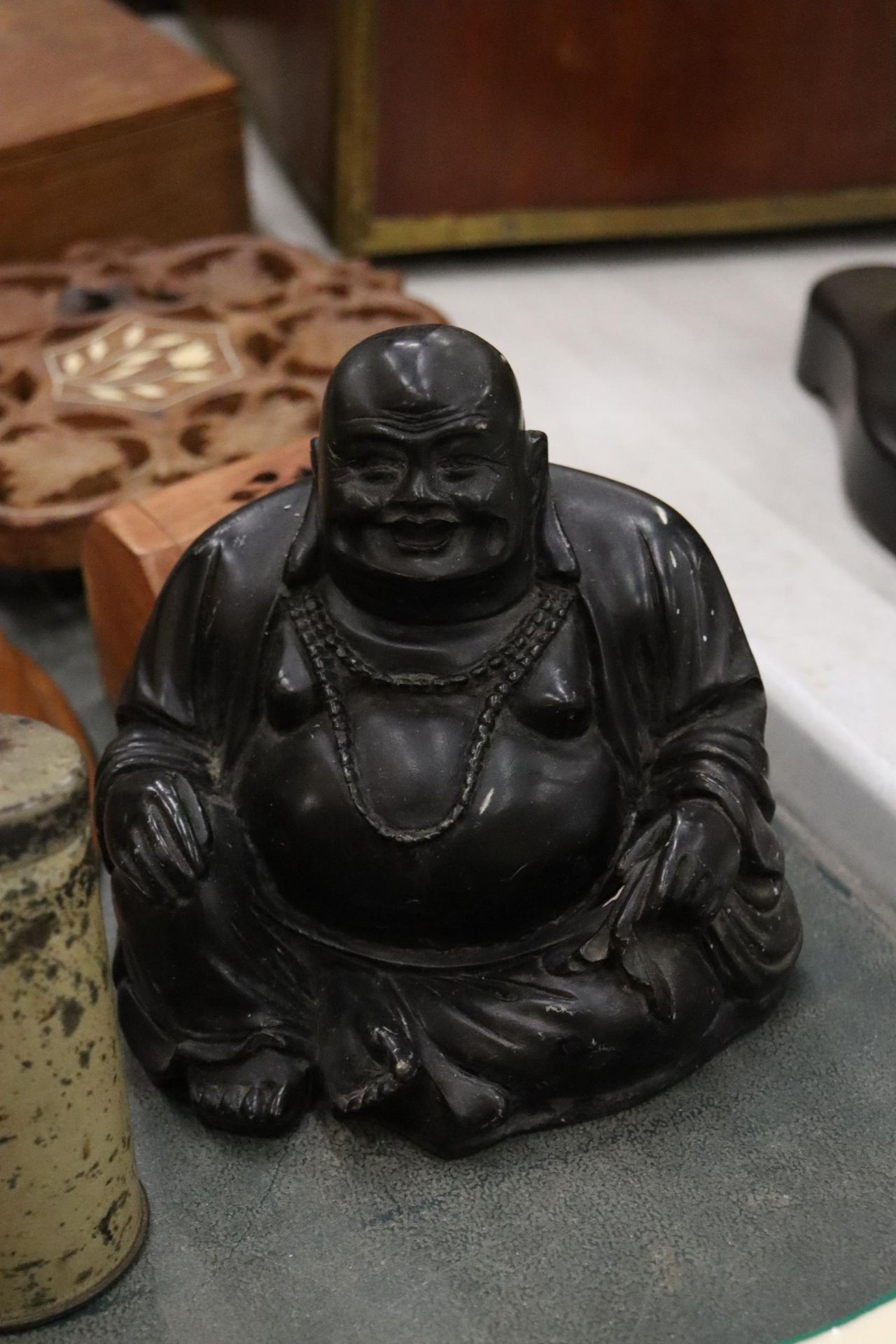 A MIXED LOT TO INCLUDE A LAUGHING BUDDHA, WOODEN TRINKET BOX AND A QUANITY OF KEYS ETC - Image 2 of 11