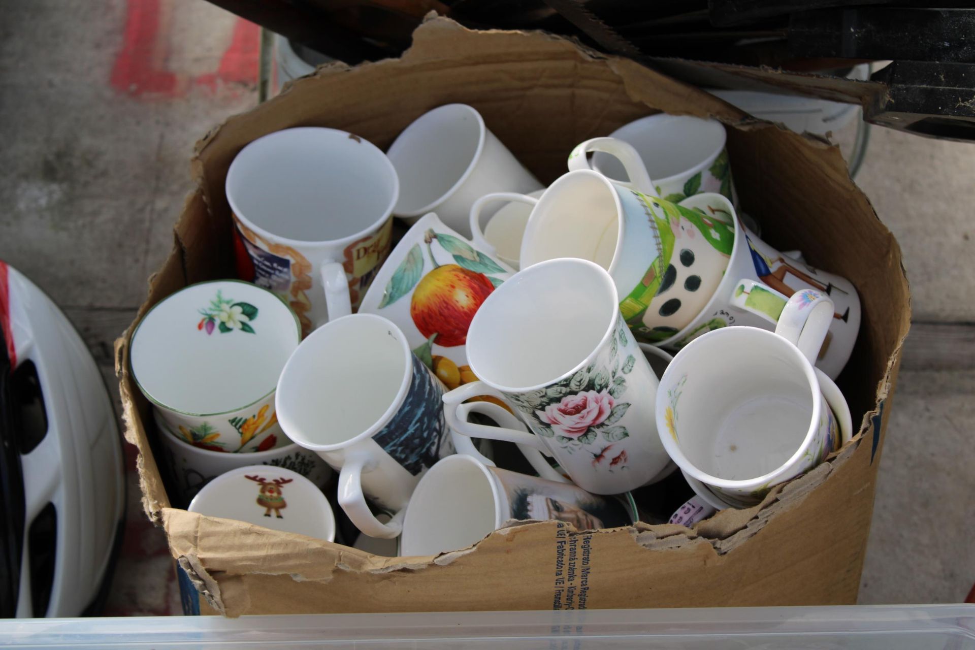 A LARGE ASSORTMENT OF CERAMIC CUPS AND BISCUIT BARRELS ETC - Image 3 of 4