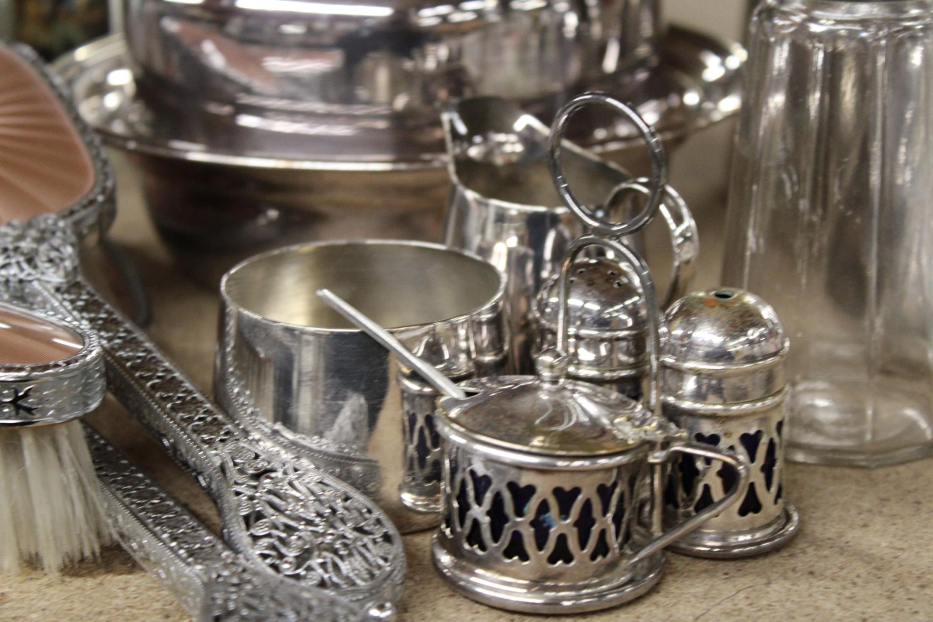 A QUANTITY OF SILVER PLATED ITEMS TO INCLUDE A MUFFIN DISH, TEAPOT AND HOT WATER JUG, SUGAR - Bild 3 aus 5