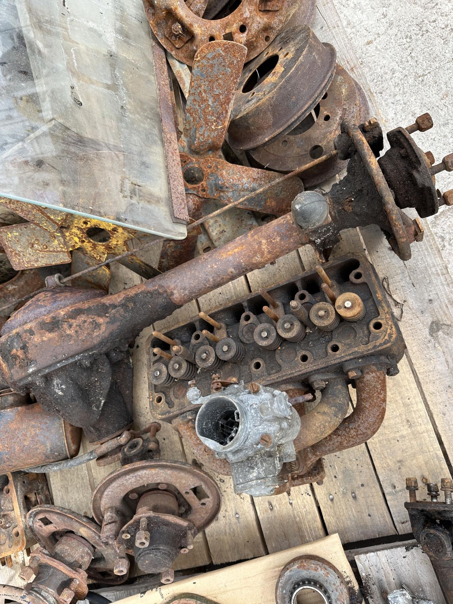 A VINTAGE AUSTIN A30 BARN FIND RESTORATION PROJECT COMPLETE WITH A NUMBER OF SPARE PARTS TO - Image 17 of 19