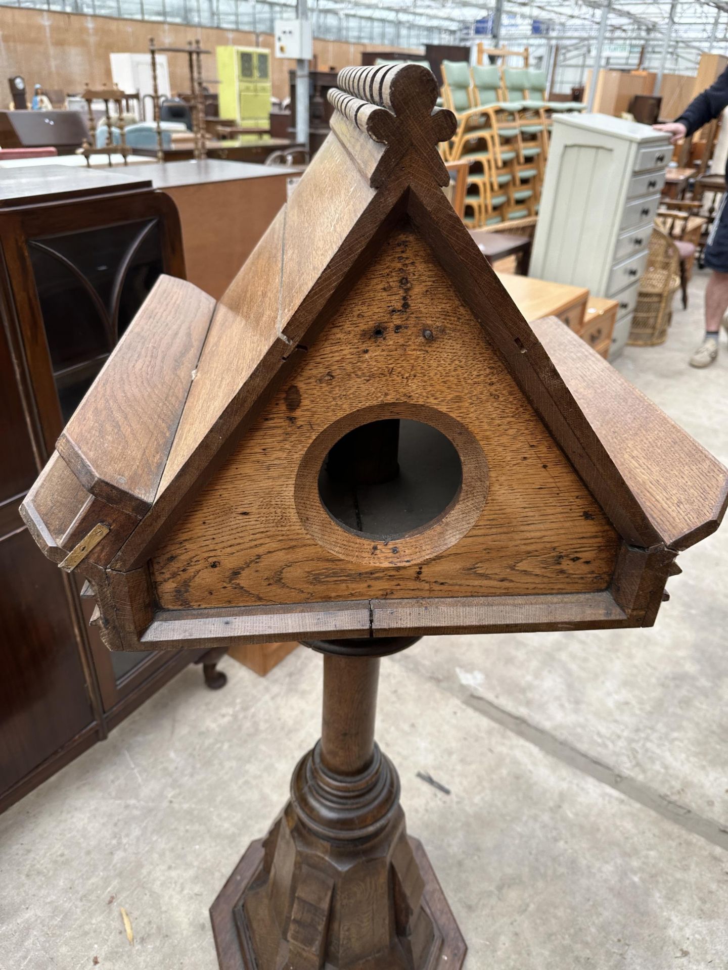 AN DOUBLE SIDED OAK CHOIR LECTERN WITH TURNED AND CARVED COLUMN - Image 2 of 6