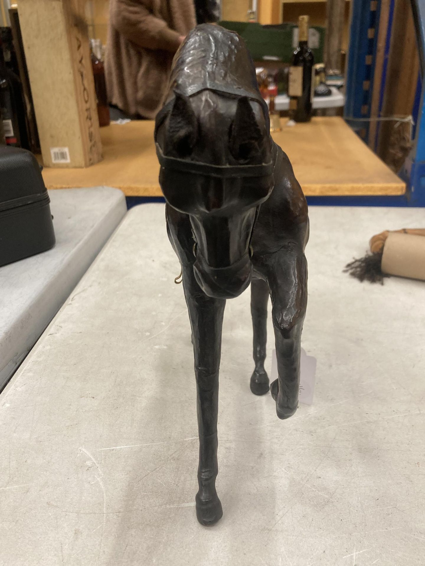 A VINTAGE LEATHER HORSE, HEIGHT 24CM, LENGTH 29CM - Image 2 of 4