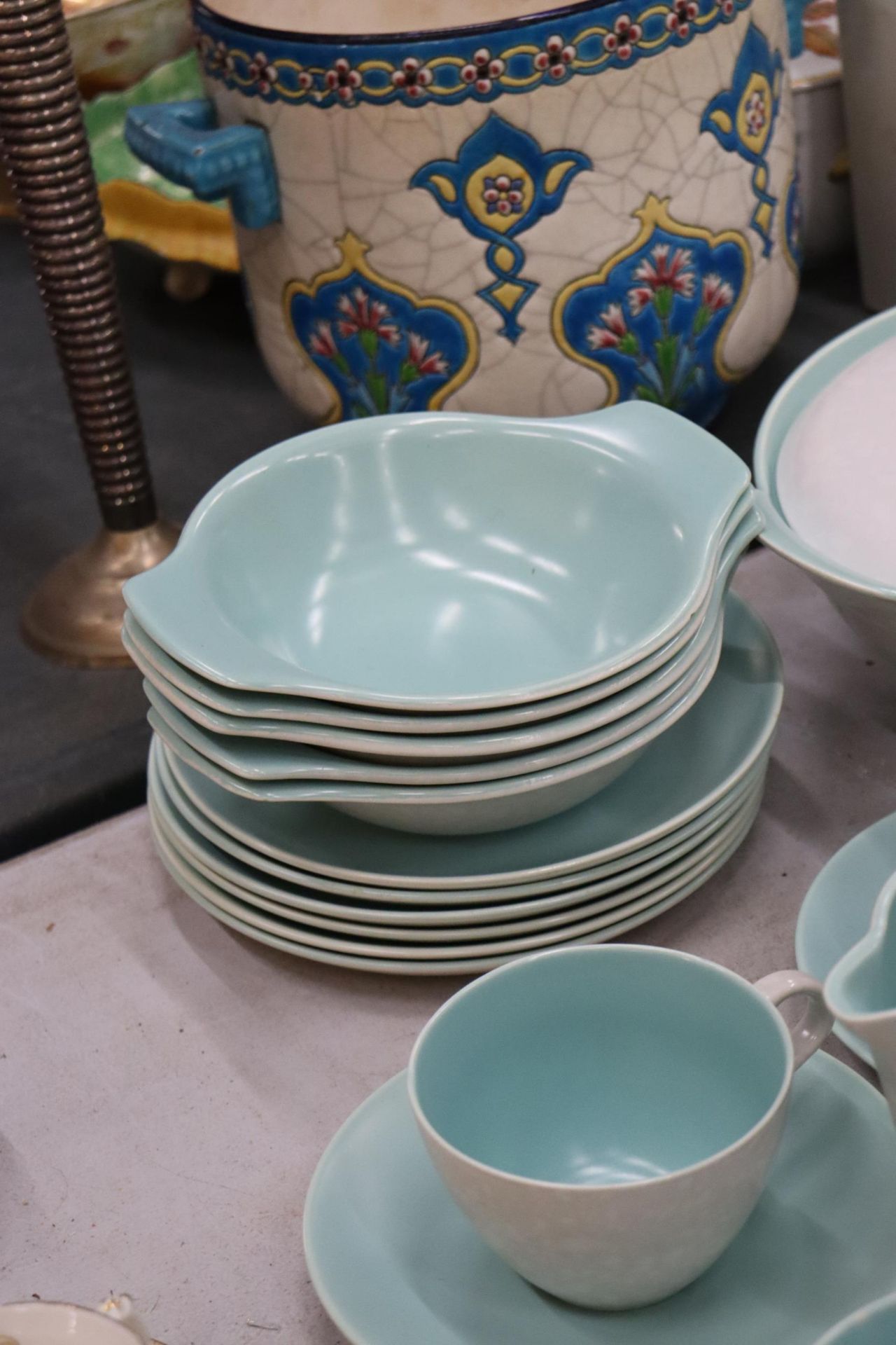 A POOLE POTTERY DINNER SERVICE TO INCLUDE SERVING DISHES, BOWLS, VARIOUS SIZES OF PLATES - Image 10 of 15