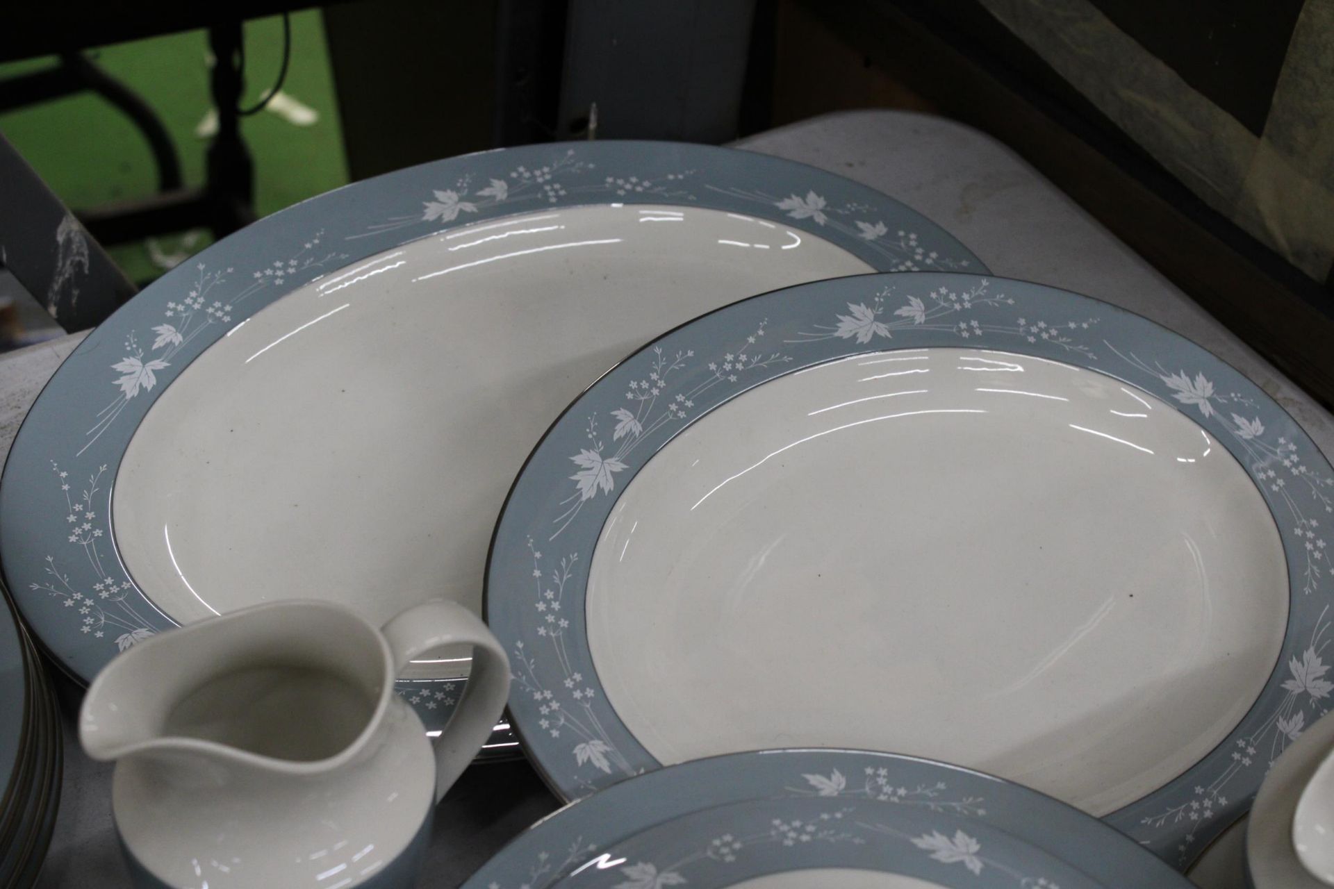 A ROYAL DOULTON 'REFLECTION' PART DINNER SERVICE TO INCLUDE SERVING TUREENS, SERVING PLATES, - Image 5 of 5