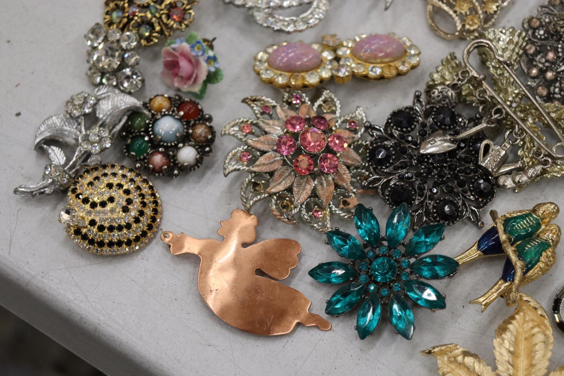 A QUANTITY OF VINTAGE BROOCHES - 21 IN TOTAL - Image 5 of 7