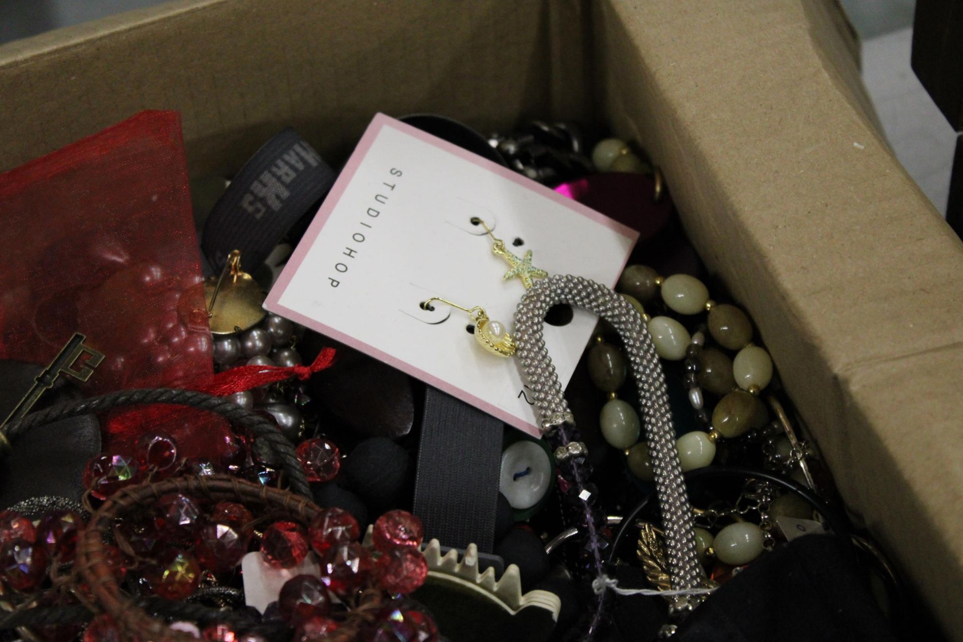 A QUANTITY OF COSTUME JEWELLERY TO INCLUDE NECKLACES, ETC - Image 2 of 6