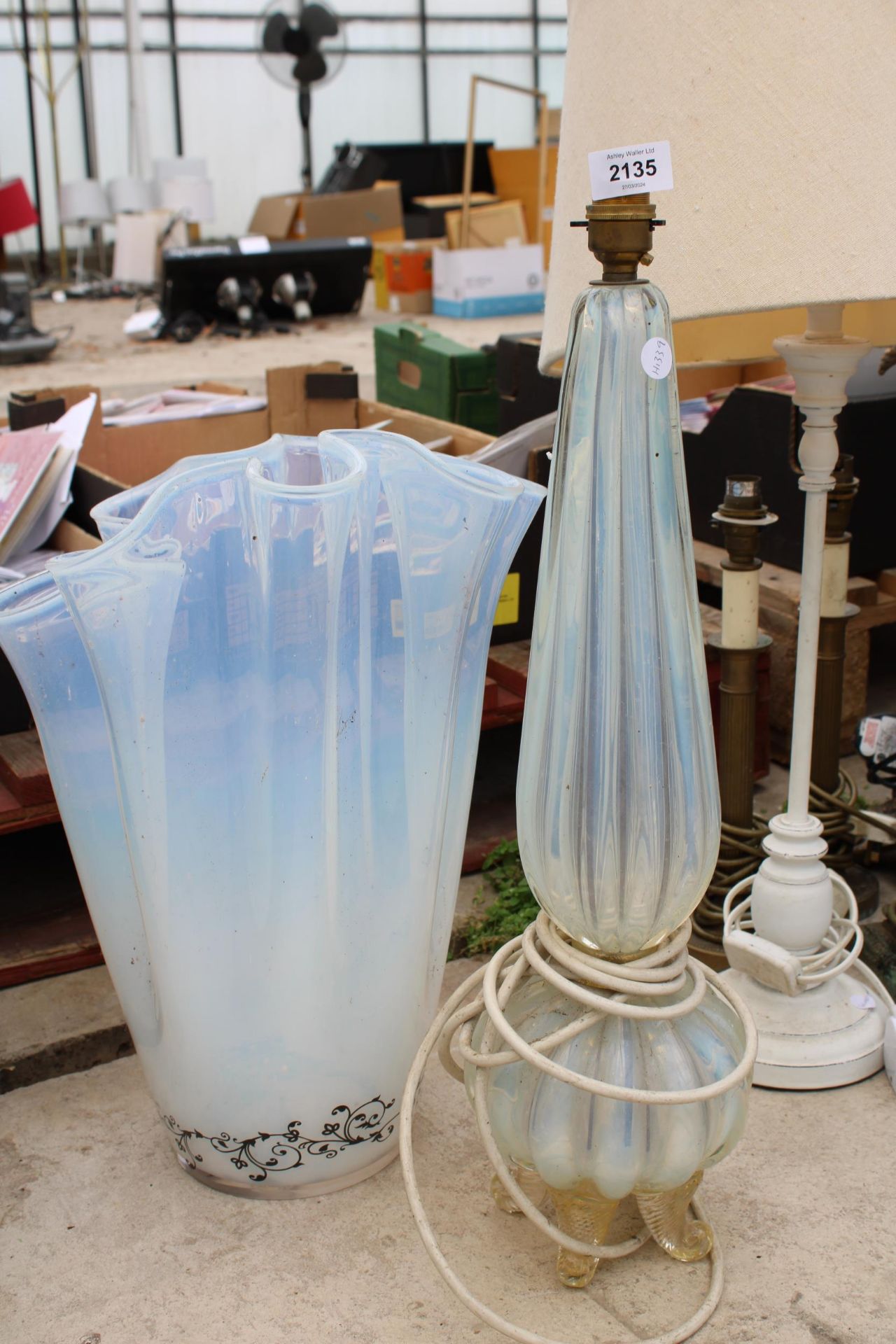 A DECORATIVE GLASS TABLE LAMP AND A FURTHER DECORATIVE GLASS VASE - Image 3 of 3
