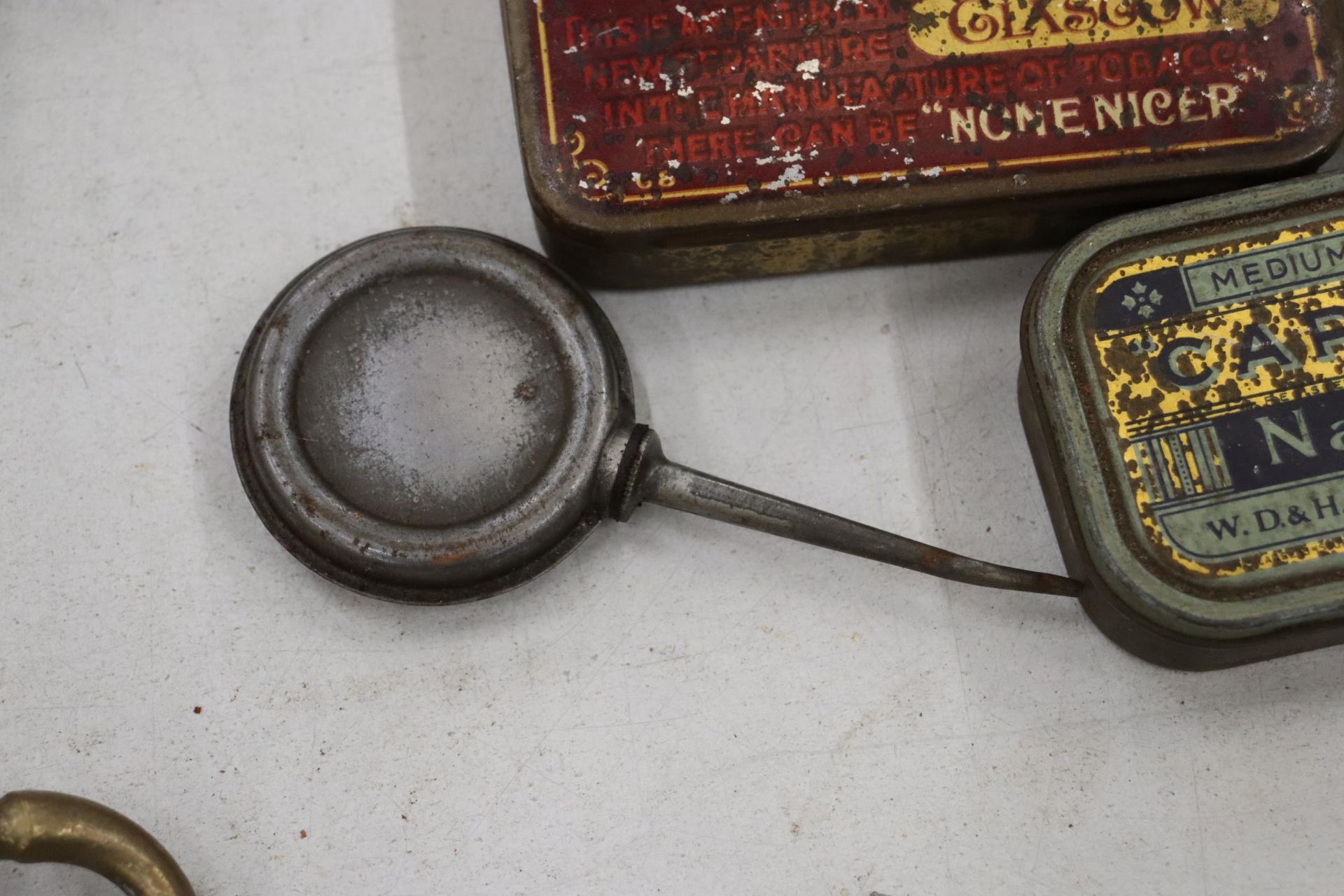 A SELECTION OF VINTAGE TINS PLUS AN OIL CAN - Bild 7 aus 8