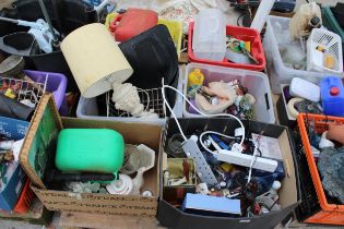 AN ASSORTMENT OF HOUSEHOLD CLEARANCE ITEMS