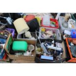 AN ASSORTMENT OF HOUSEHOLD CLEARANCE ITEMS