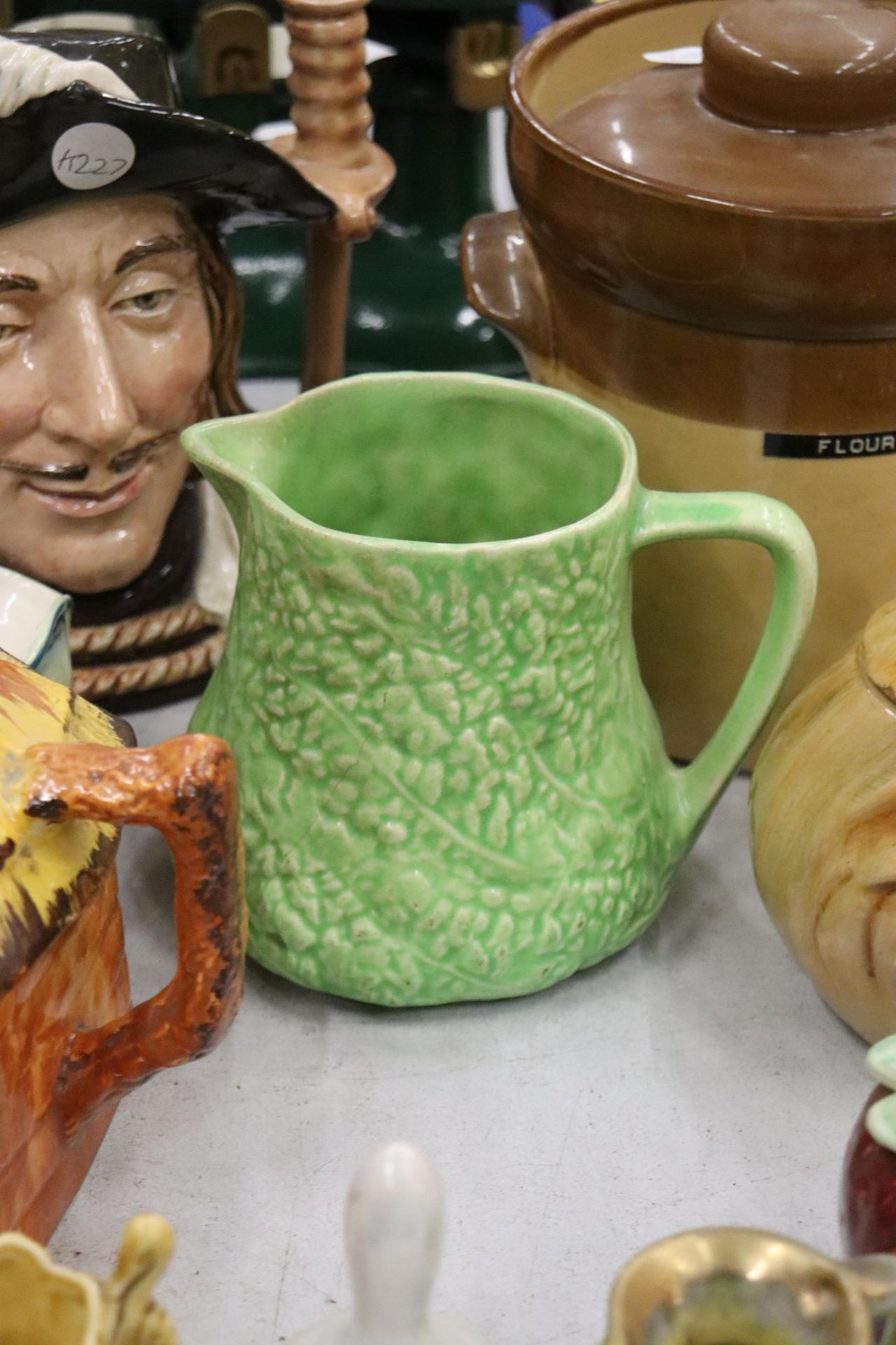 A QUANTITY OF CERAMIC ITEMS TO INCLUDE A ROYAL DOULTON 'ARAMIS' TOBY JUG, SYLVAC BOWL, PRESERVE - Image 9 of 20