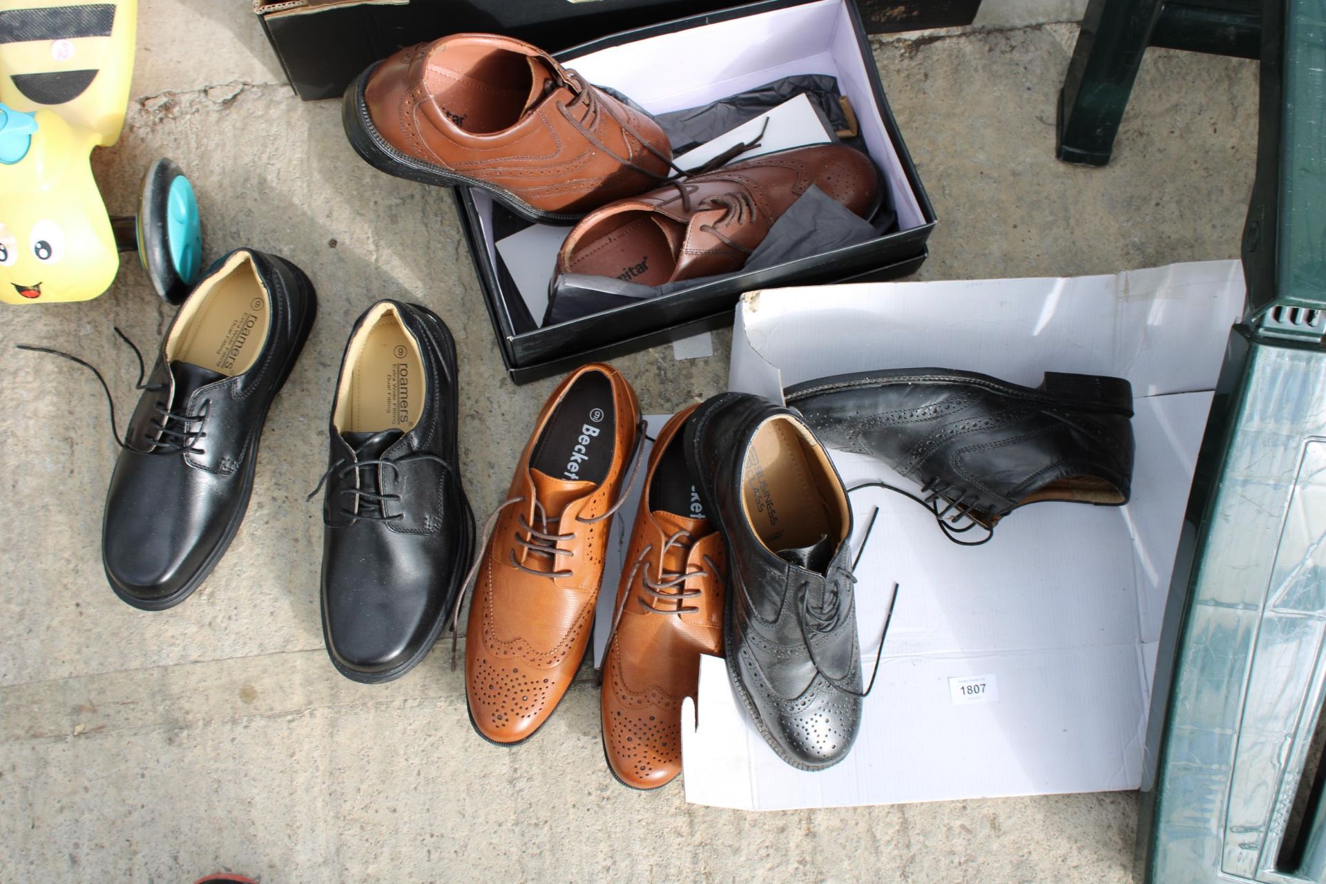AN ASSORTMENT OF MENS SHOES - Image 3 of 3