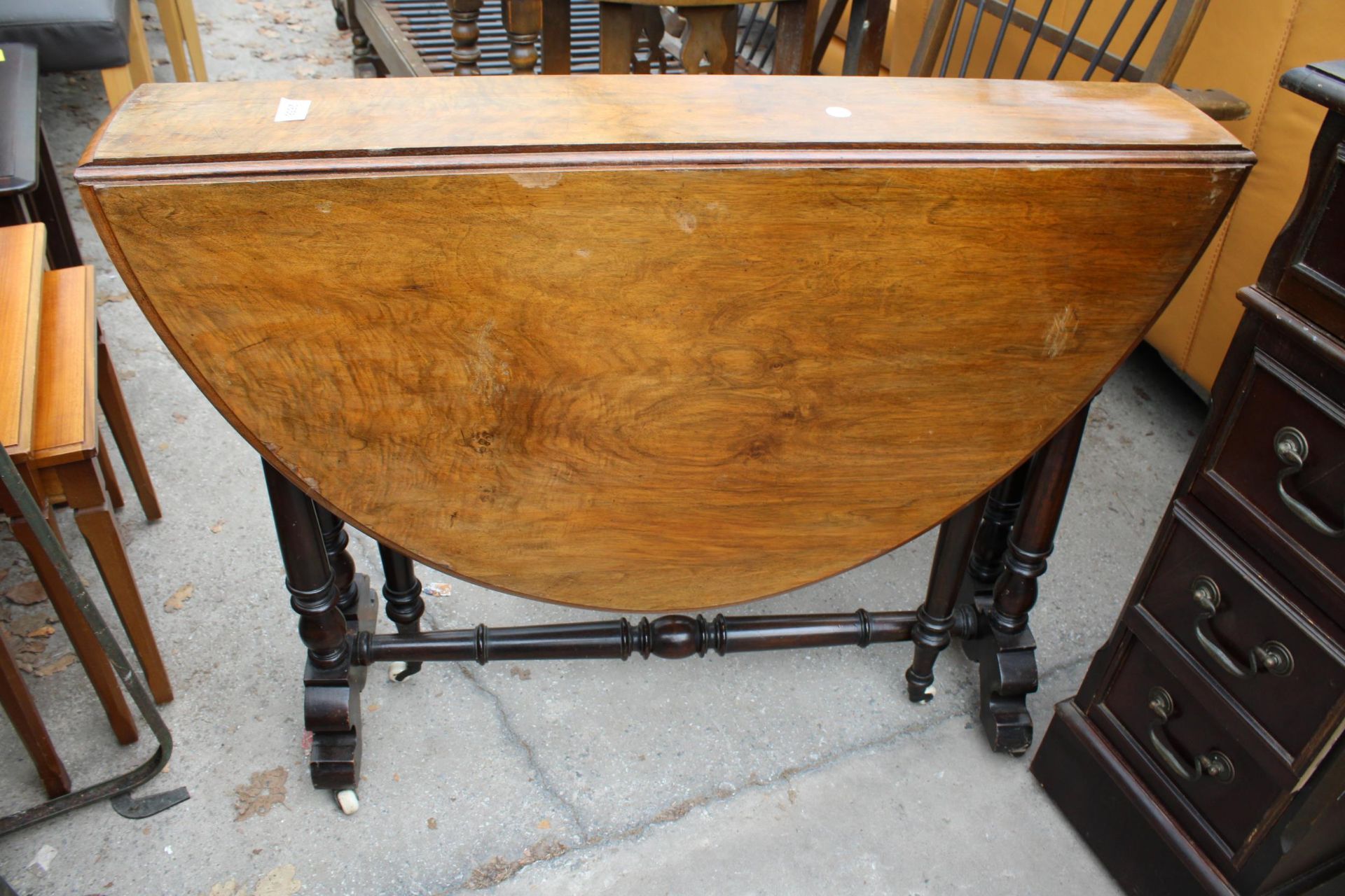 A VICTORIAN WALNUT SUTHERLAND TABLE 41.5" X 35" OPENED - Image 2 of 2
