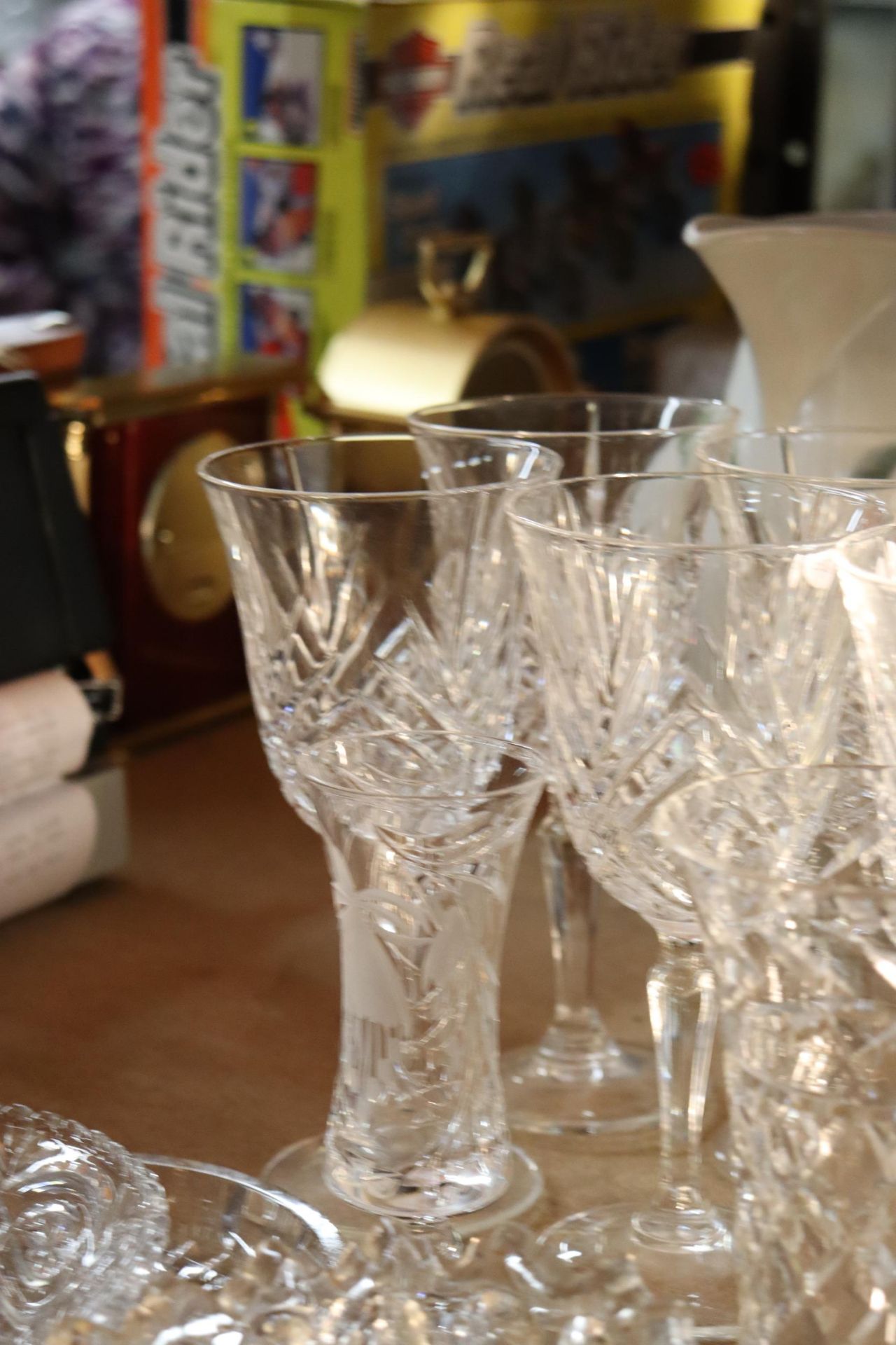 A QUANTITY OF GLASSES TO INCLUDE WINE GLASSES, VASES, BOWLS, ETC - Image 11 of 12