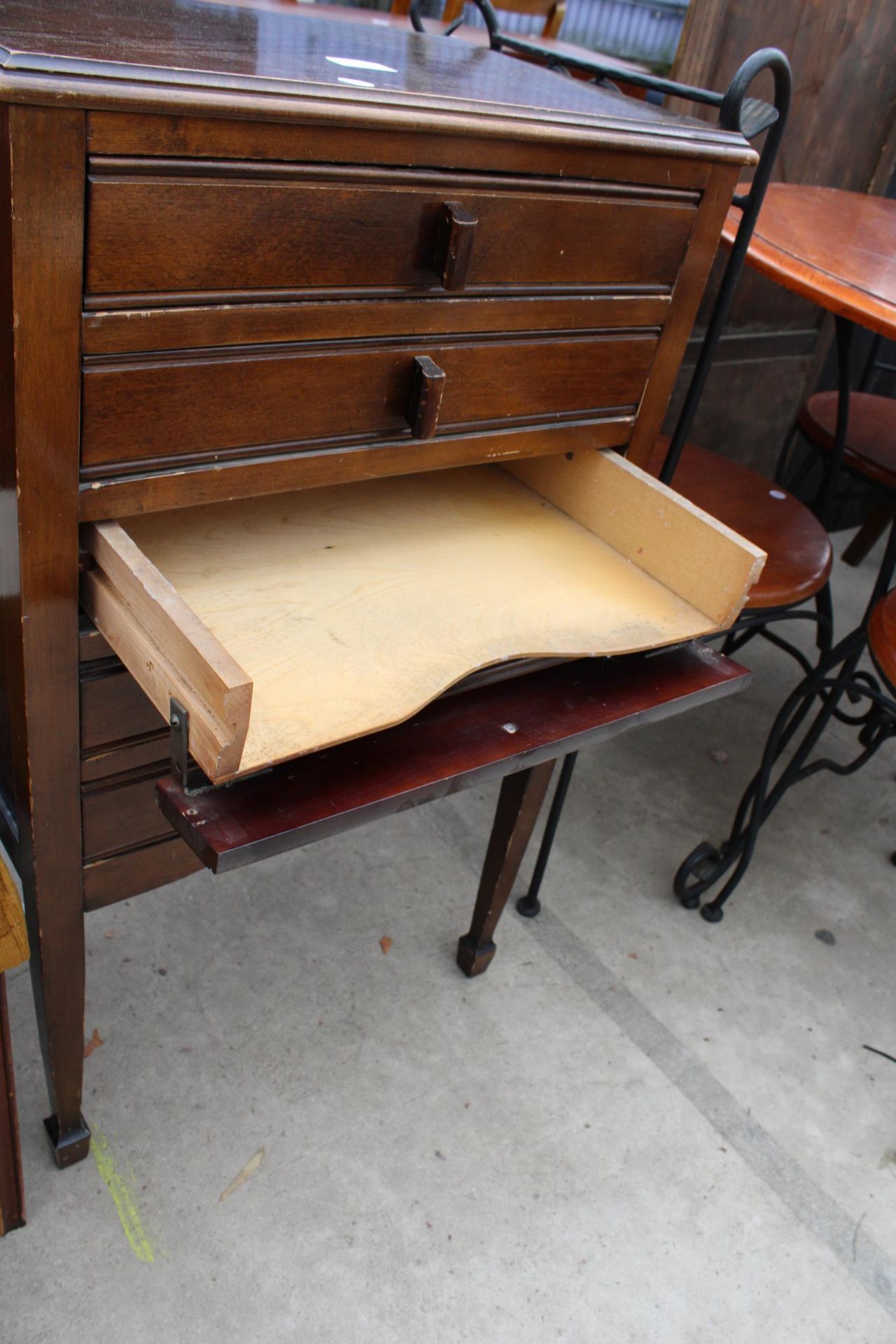 A MID 20TH CENTURY FIVE DRAWER MUSIC CHEST ON TAPERING LEGS WITH SPADE FEET 20" WIDE - Image 3 of 3