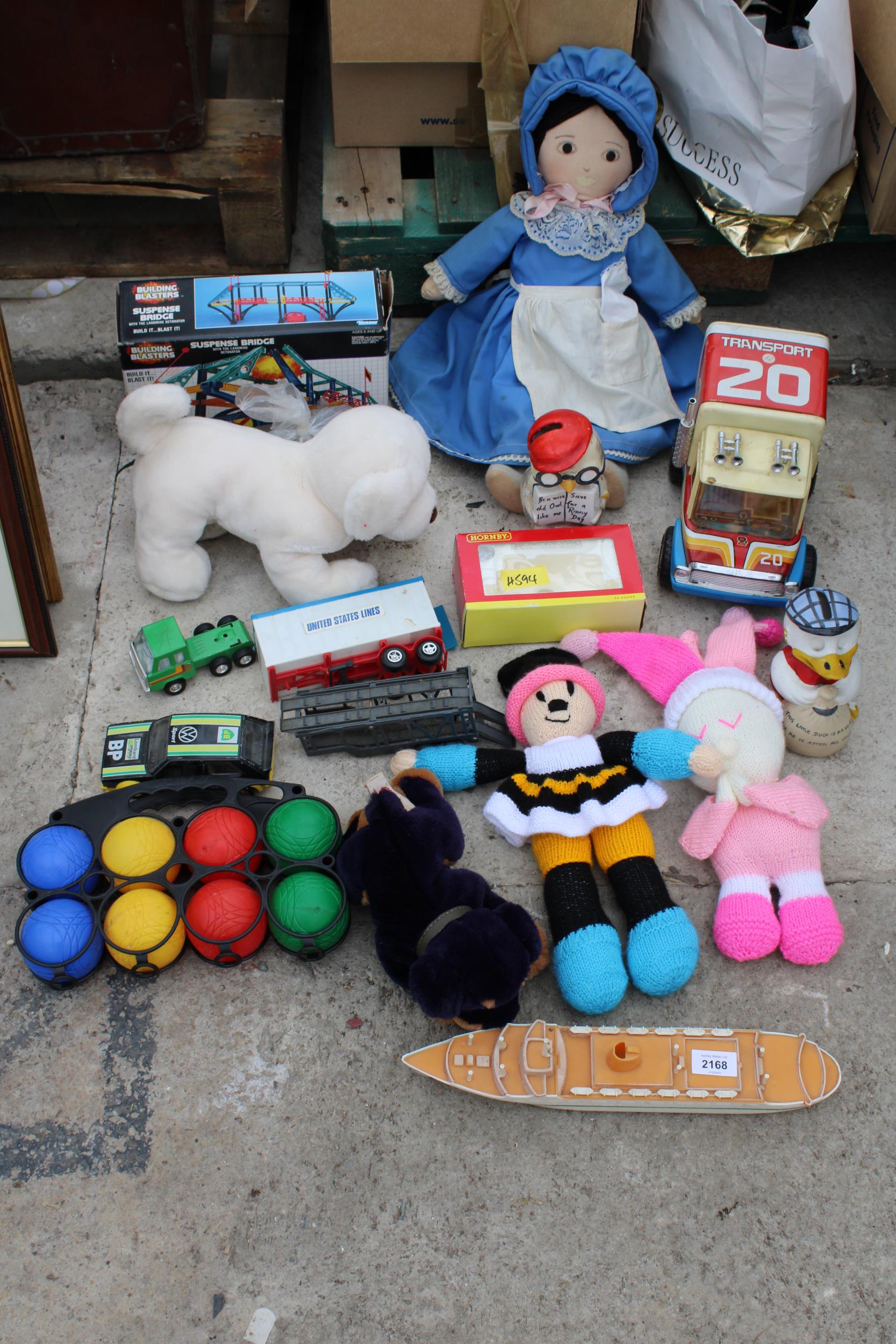 AN ASSORTMENT OF TOYS TO INCLUDE DOLLS AND VEHICLES ETC