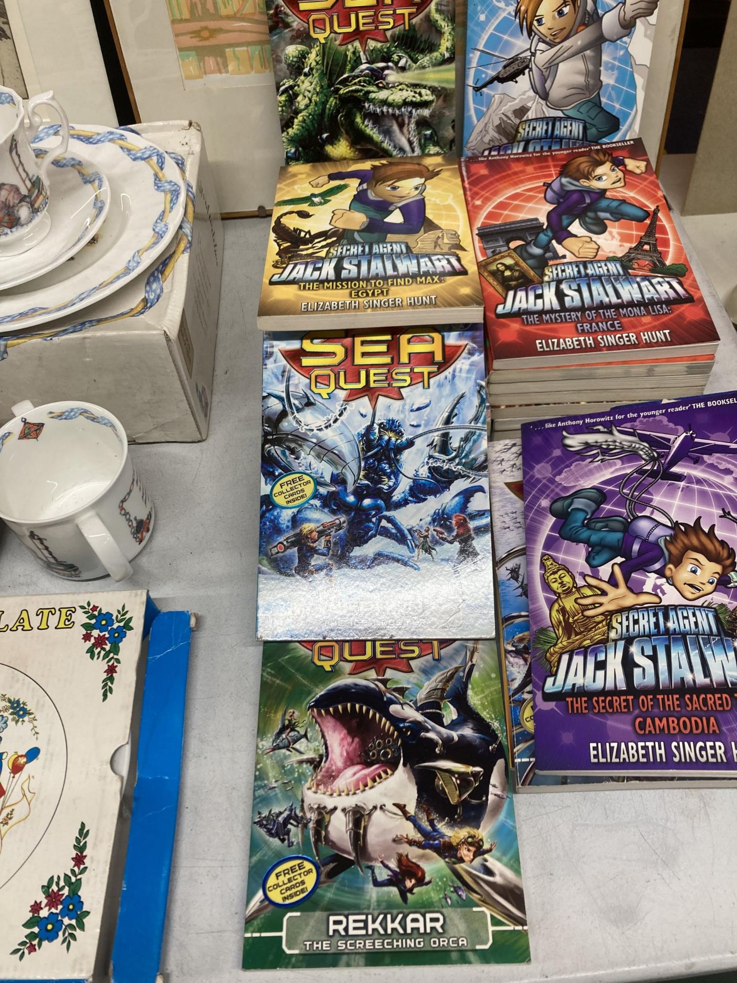 A LARGE COLLECTION OF CHILDREN'S BOOKS TO INCLUDE 'SEA QUEST' BY ADAM BLADE AND SECRET AGENT JACK - Image 2 of 3