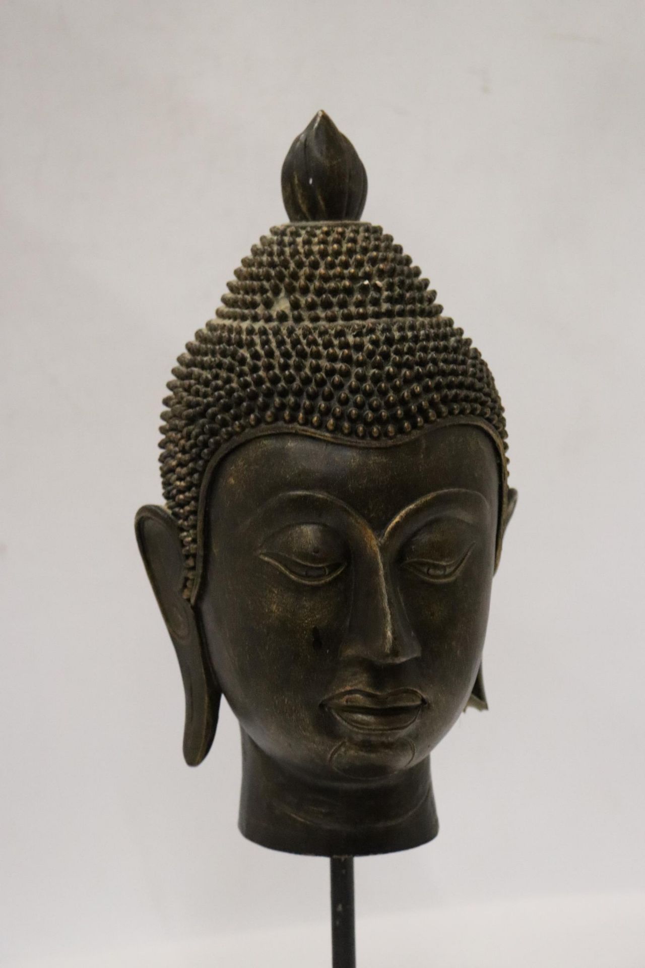 A BUDDAH'S HEAD ON A STAND, HEIGHT 36CM - Bild 5 aus 5