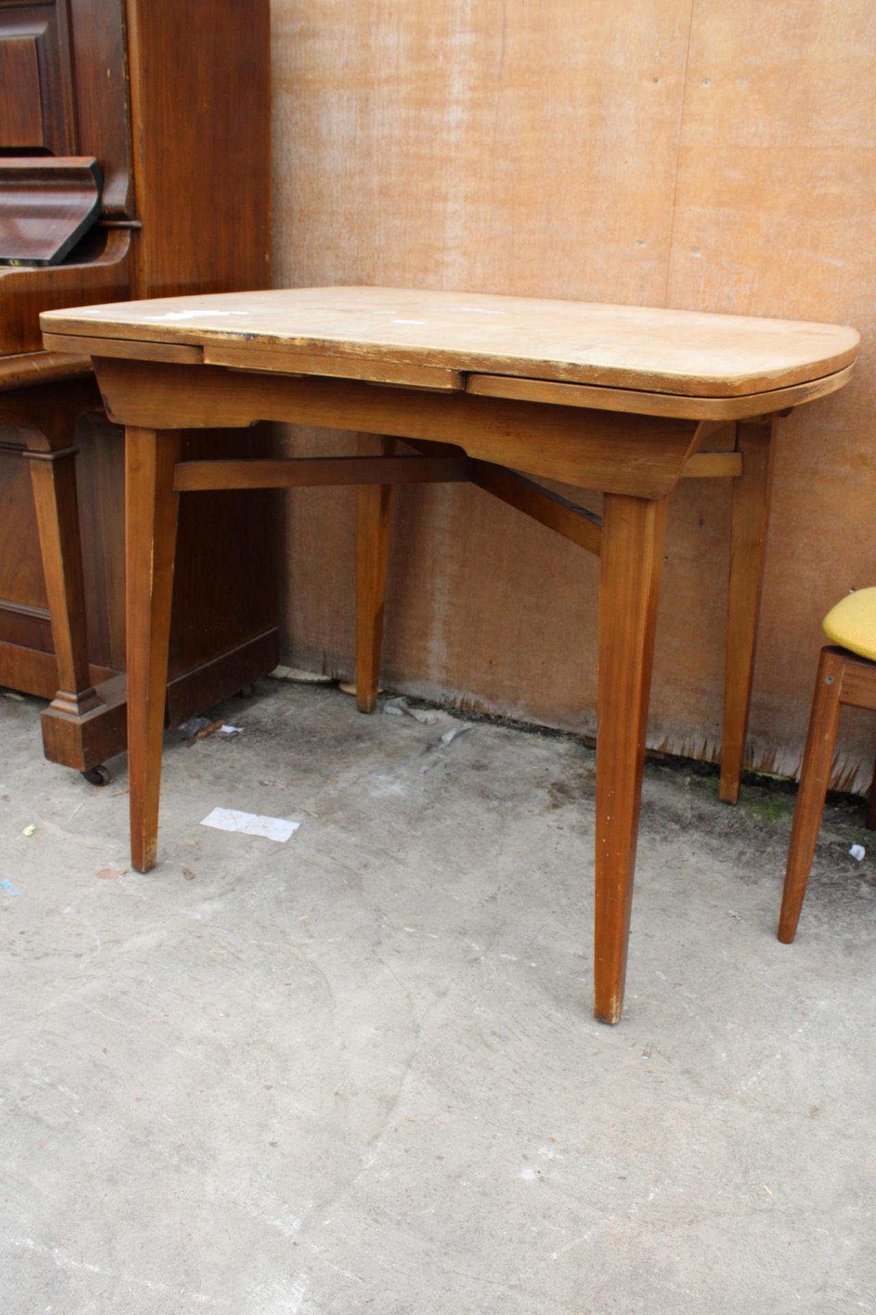 A MID 20TH CENTURY DRAW LEAF DINING TABLE - Image 2 of 2