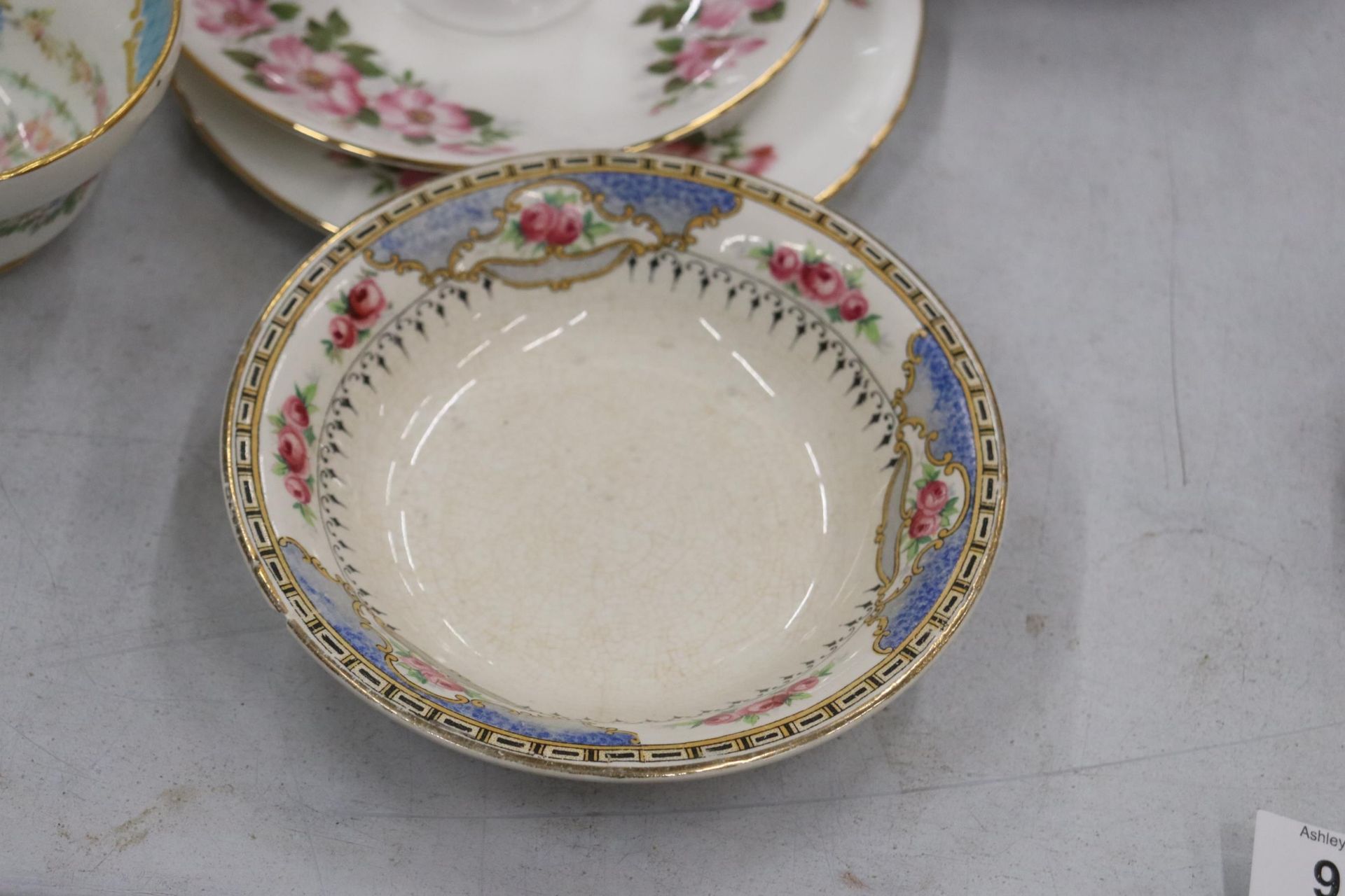 A ROYAL KENT, FLORAL, CHINA TEASET TO INCLUDE A CAKE PLATE, CREAM JUG, SUGAR BOWL, CUPS, SAUCERS AND - Image 3 of 11