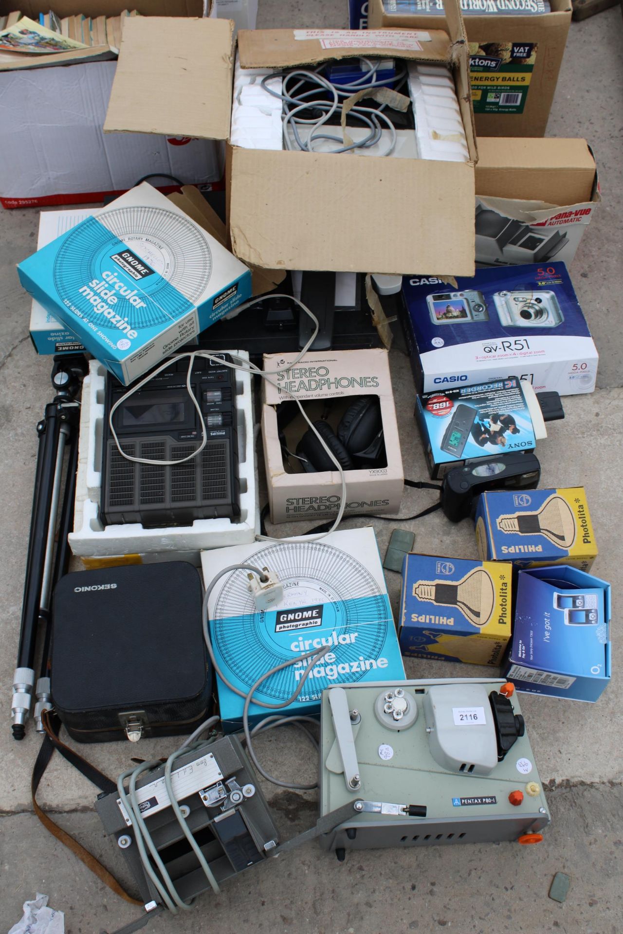 AN ASSORTMENT OF PHOTOGRAPHY EQUIPMENT TO INCLUDE CAMERAS, PROJECTORS AND TRIPODS ETC