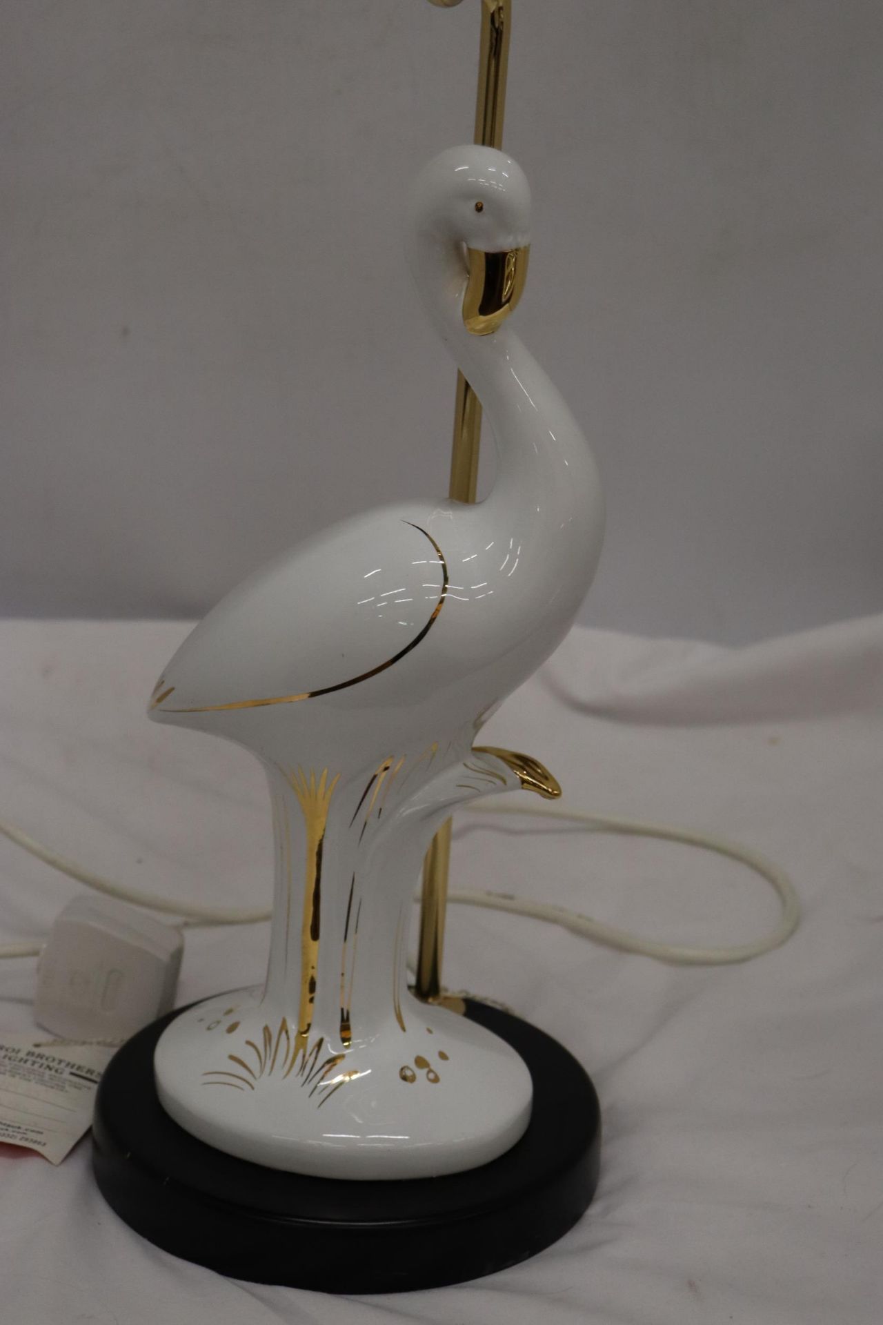 A CERAMIC WHITE AND GOLD STORK LAMP, WORKING AT TIME OF CATALOGUING, NO WARRANTY GIVEN, HEIGHT 47CM - Bild 3 aus 7