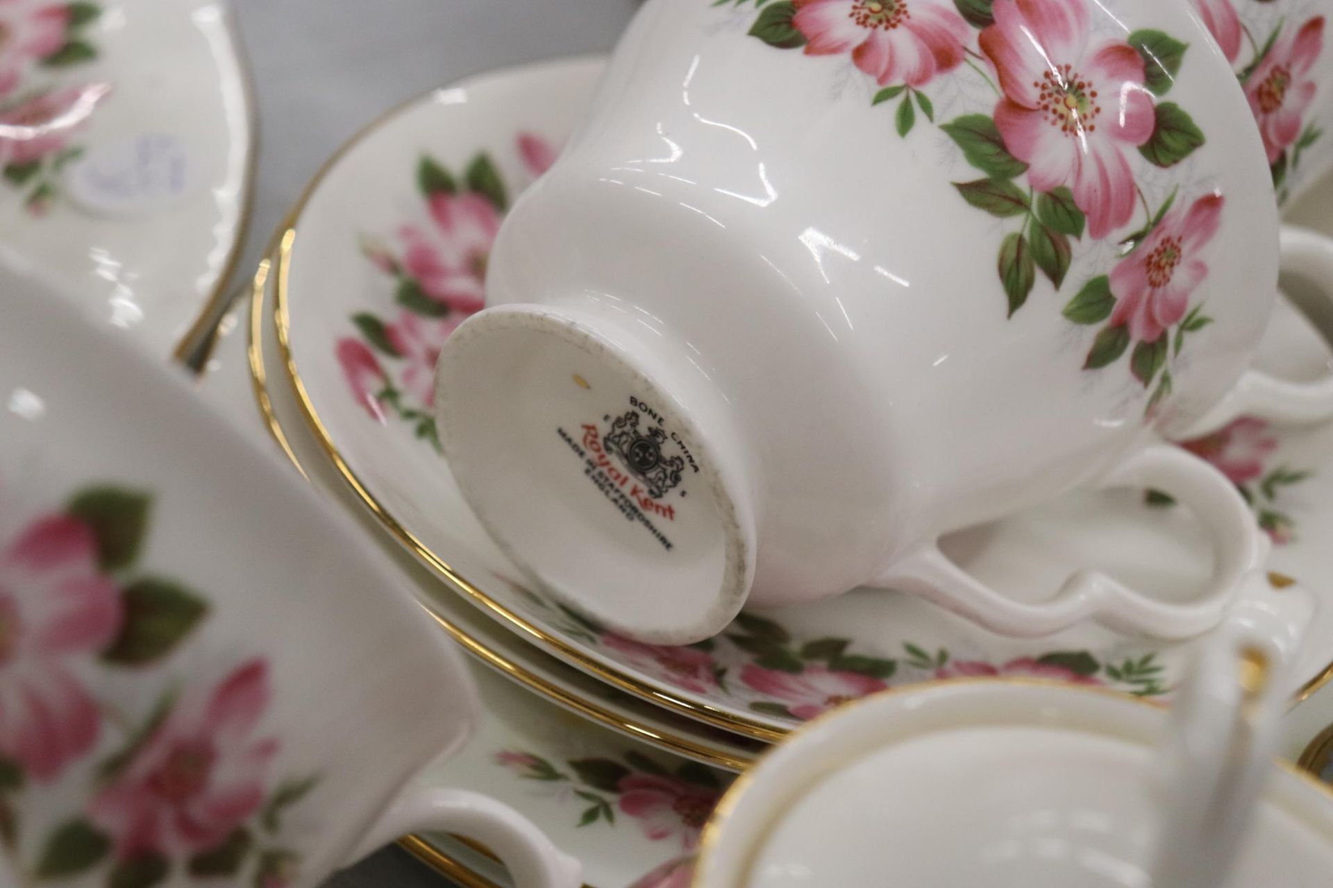 A ROYAL KENT, FLORAL, CHINA TEASET TO INCLUDE A CAKE PLATE, CREAM JUG, SUGAR BOWL, CUPS, SAUCERS AND - Image 10 of 11