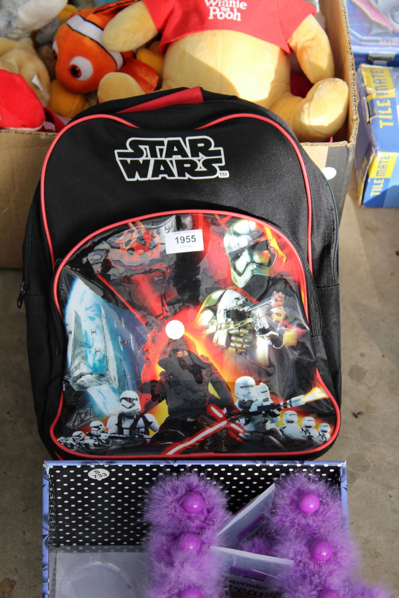 AN ASSORTMENT OF ITEMS TO INCLUDE A STAR WARS BACKPACK AND CUDDLY TOYS ETC - Image 3 of 4