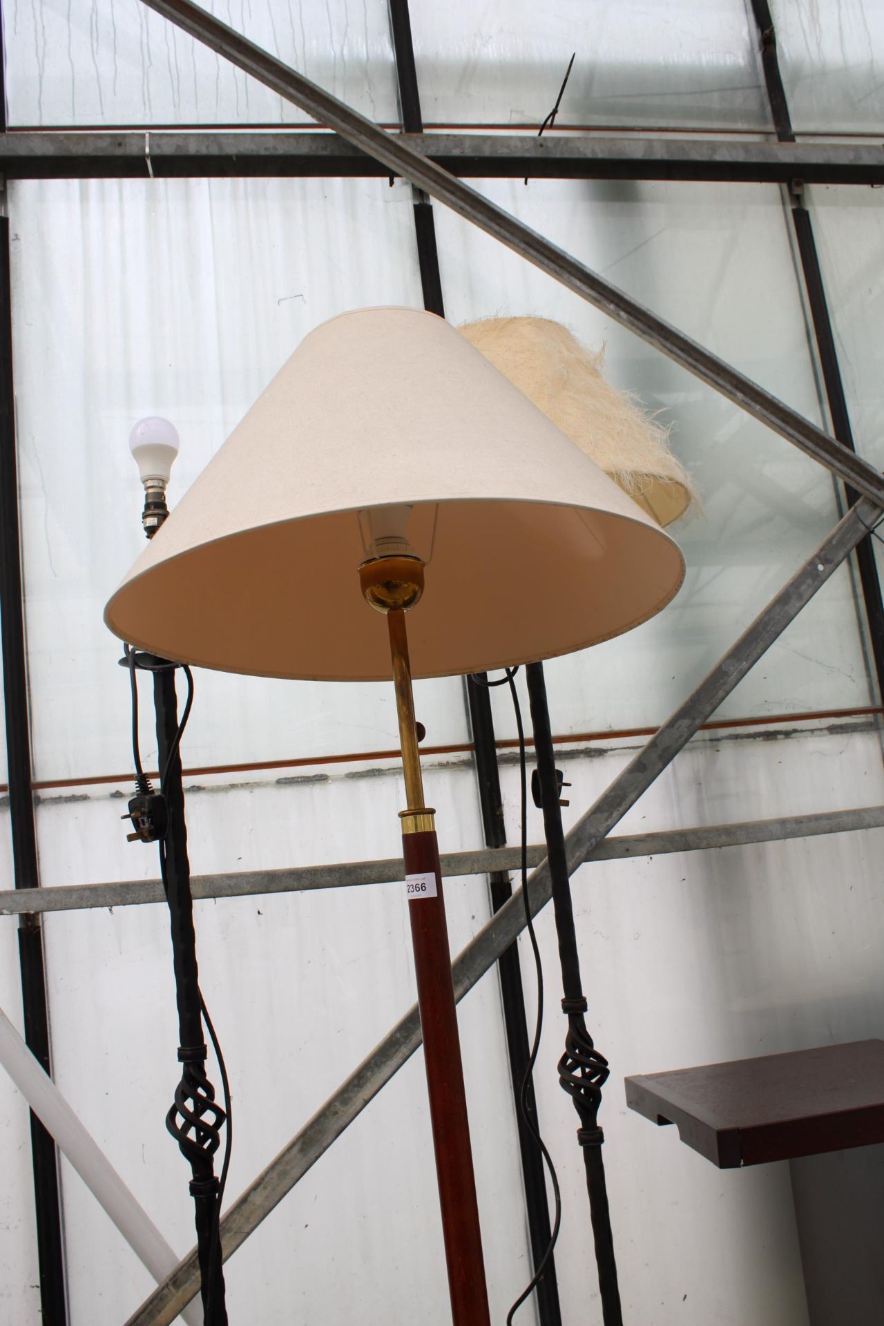 A COLLECTION OF LAMPS TO INCLUDE A WOODEN STANDARD LAMP WITH SHADE AND TWO FURTHER WROUGHT IRON - Bild 2 aus 3