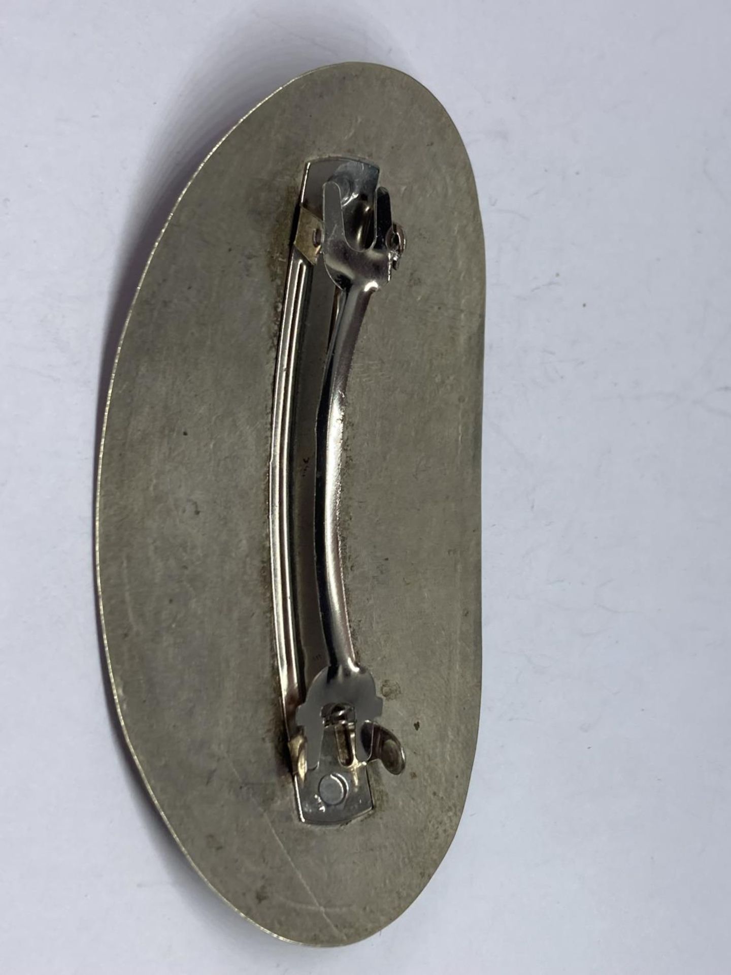A LOW GRADE SILVER HAIR CLIP - Image 3 of 3