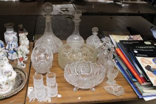 A QUANTITY OF GLASSWARE TO INCLUDE DECANTERS, BOWLS, BELLS, GLASSES, ETC