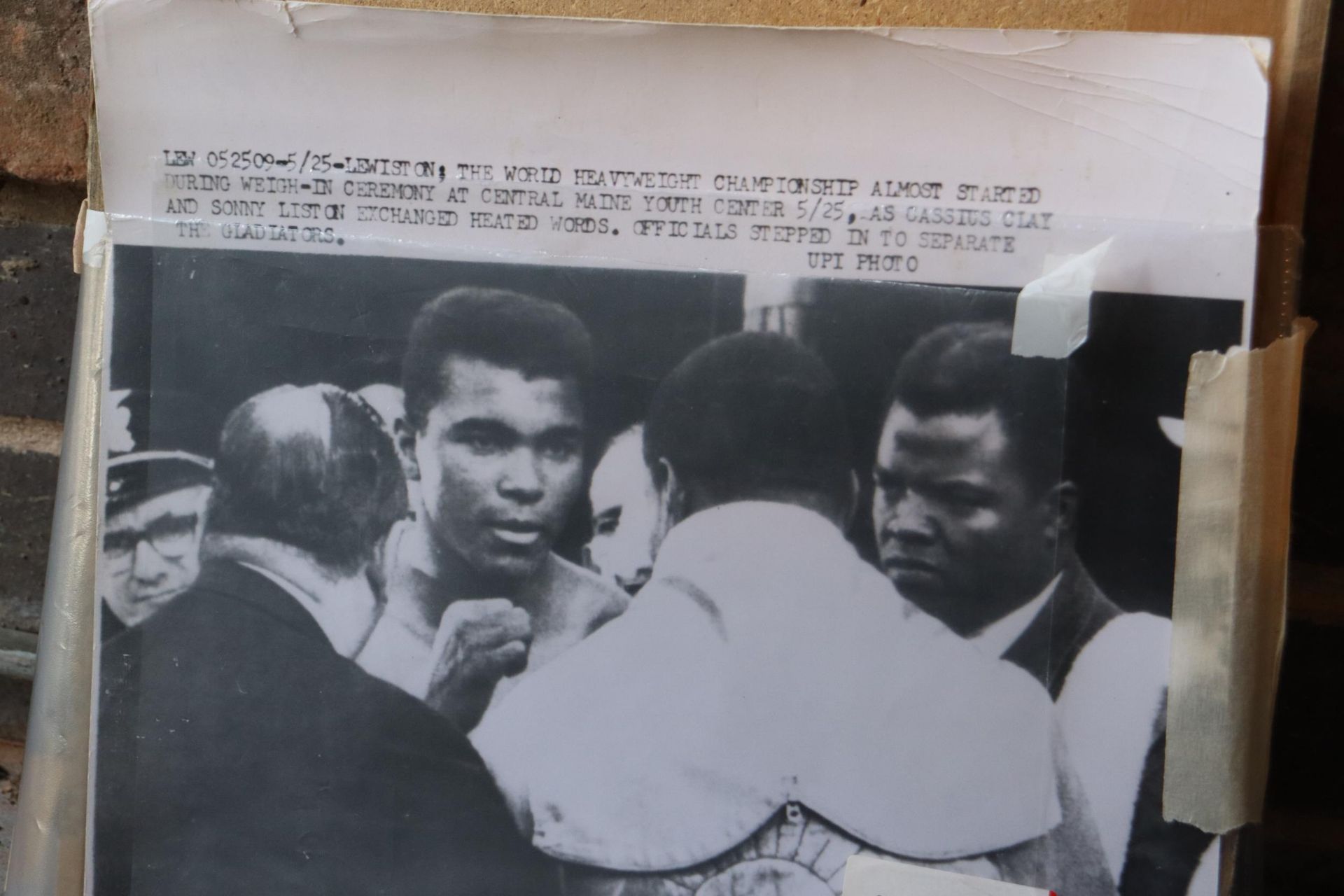 A MUHAMMAD ALI V GEORGE FOREMAN 'RUMBLE IN THE JUNGLE', POSTER WITH A PHOTOGRAPH TO THE BACK - Image 4 of 4