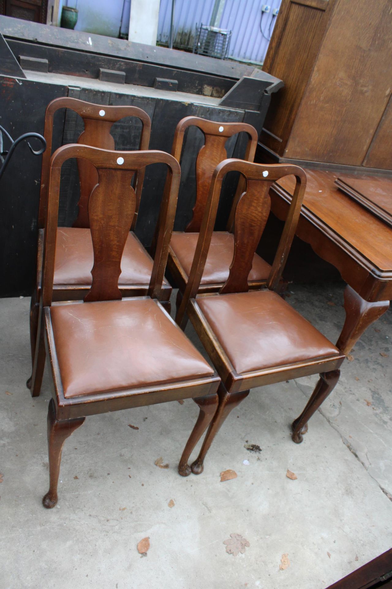 A MID 20TH CENTURY MAHOGANY EXTENDING DINING TABLE 48" X 34" (LEAF 15") AND SIX DINING CHAIRS ALL ON - Image 2 of 4