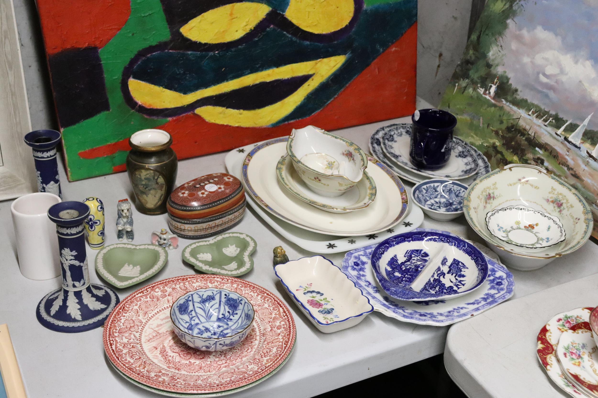 A LARGE MIXED LOT TO INCLUDE WEDGEWOOD, FUJI CHINA, WADE ETC