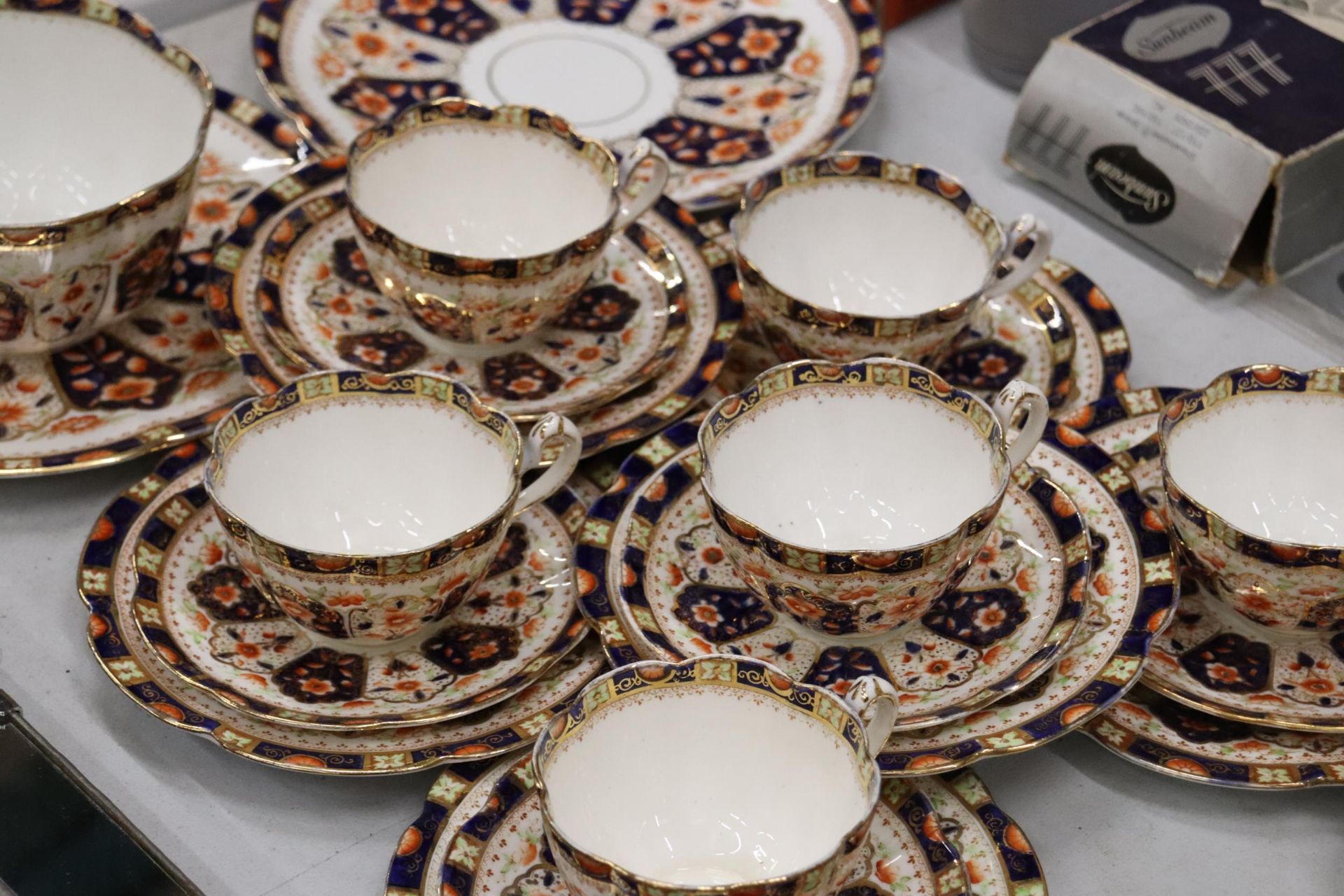AN ANTIQUE 'COURT CHINA' TEASET TO INCLUDE CAKE PLATES, CUPS, SAUCERS, SIDE PLATES AND A SUGAR BOWL - Bild 8 aus 9