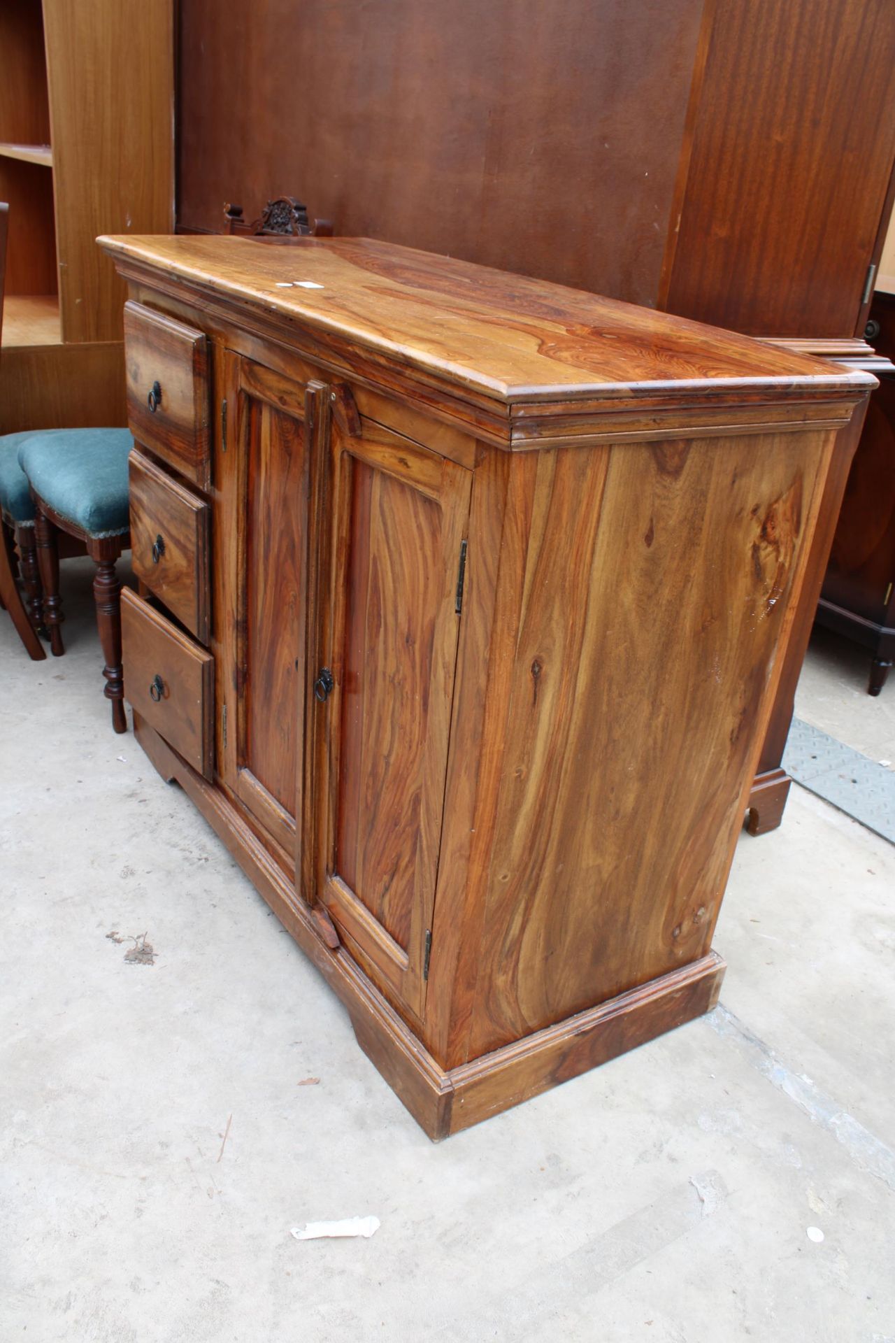 A HARDWOOD SIDEBOARD ENCLOSING THREE DRAWERS AND TWO CUPBOARDS 42" WIDE - Bild 2 aus 2