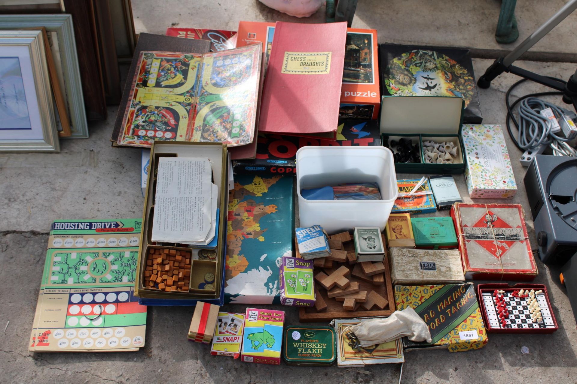 AN ASSORTMENT OF VINTAGE GAMES TO INCLUDE TRAVEL CHESS, PLAYING CARDS, HOUSING DRIVE AND COPPIT ETC