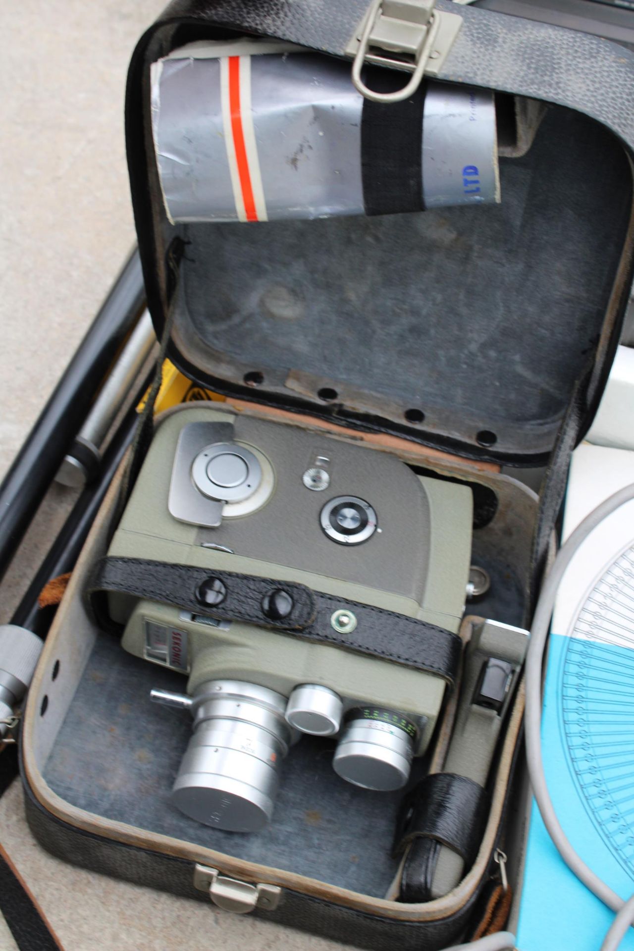 AN ASSORTMENT OF PHOTOGRAPHY EQUIPMENT TO INCLUDE CAMERAS, PROJECTORS AND TRIPODS ETC - Image 6 of 6