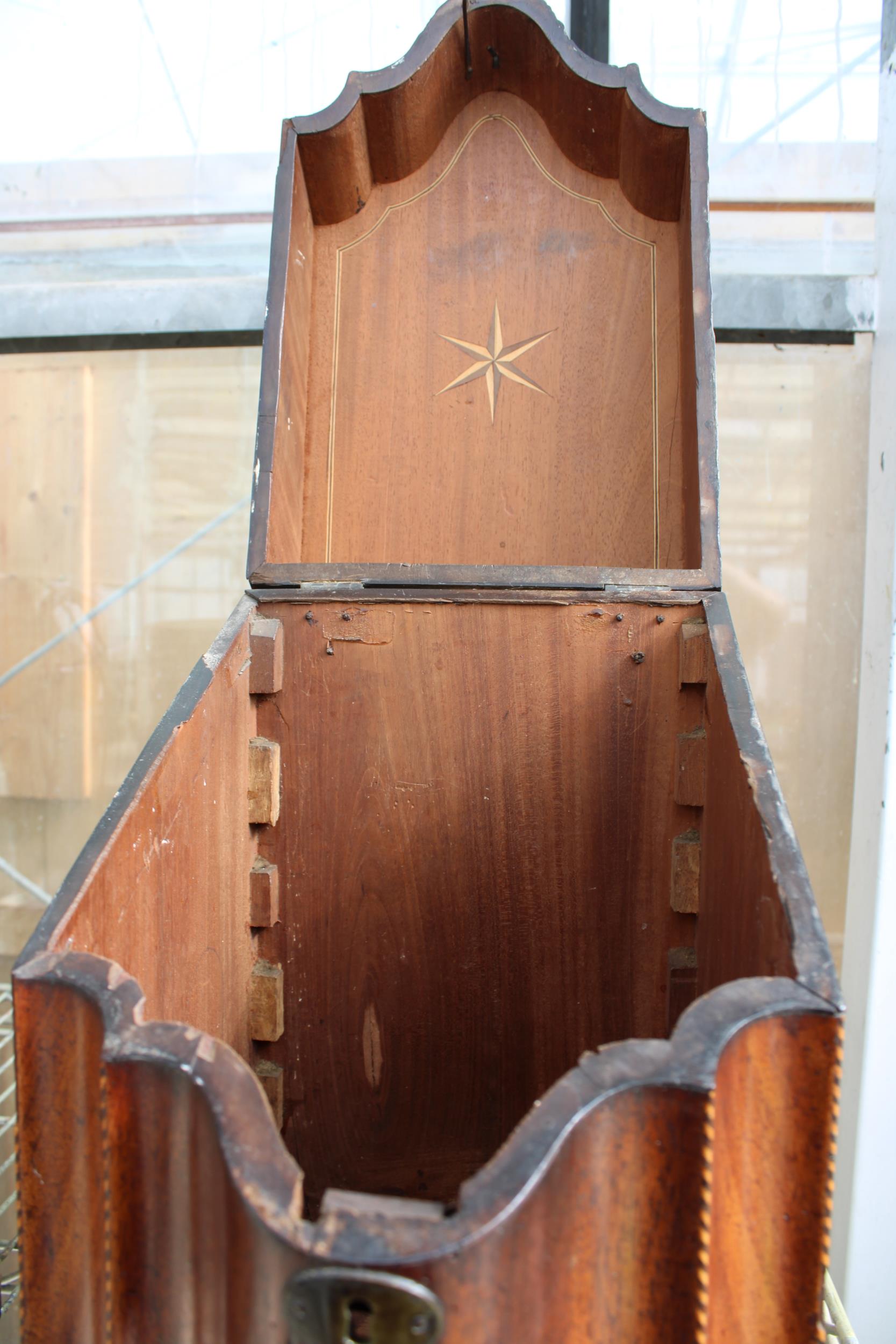 A VINTAGE INLAID MAHOGANY LIDDED BOX - Image 3 of 4