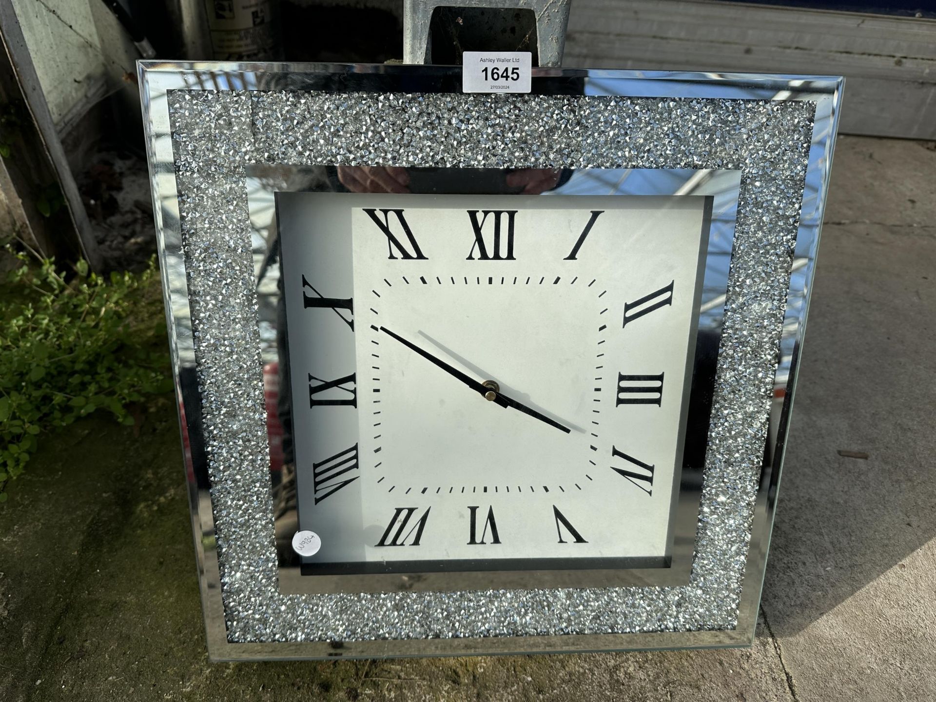 A MODERN SPARKLY WALL CLOCK